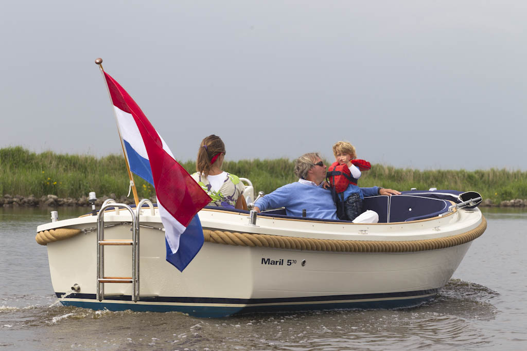 Maril 570, boot met familie op water