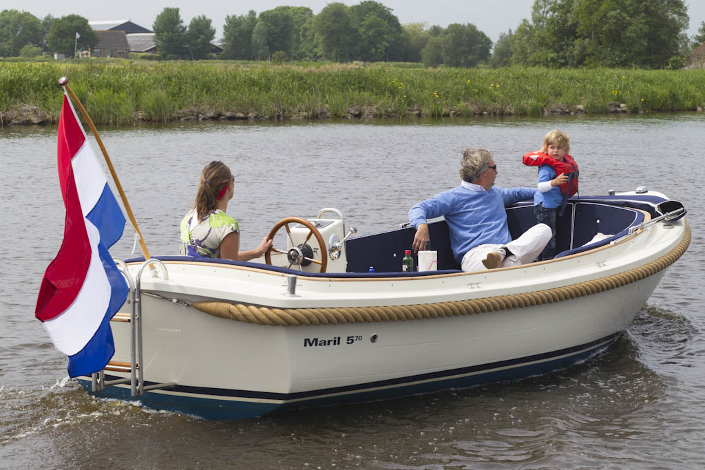 Maril 570, boot met gezin op water