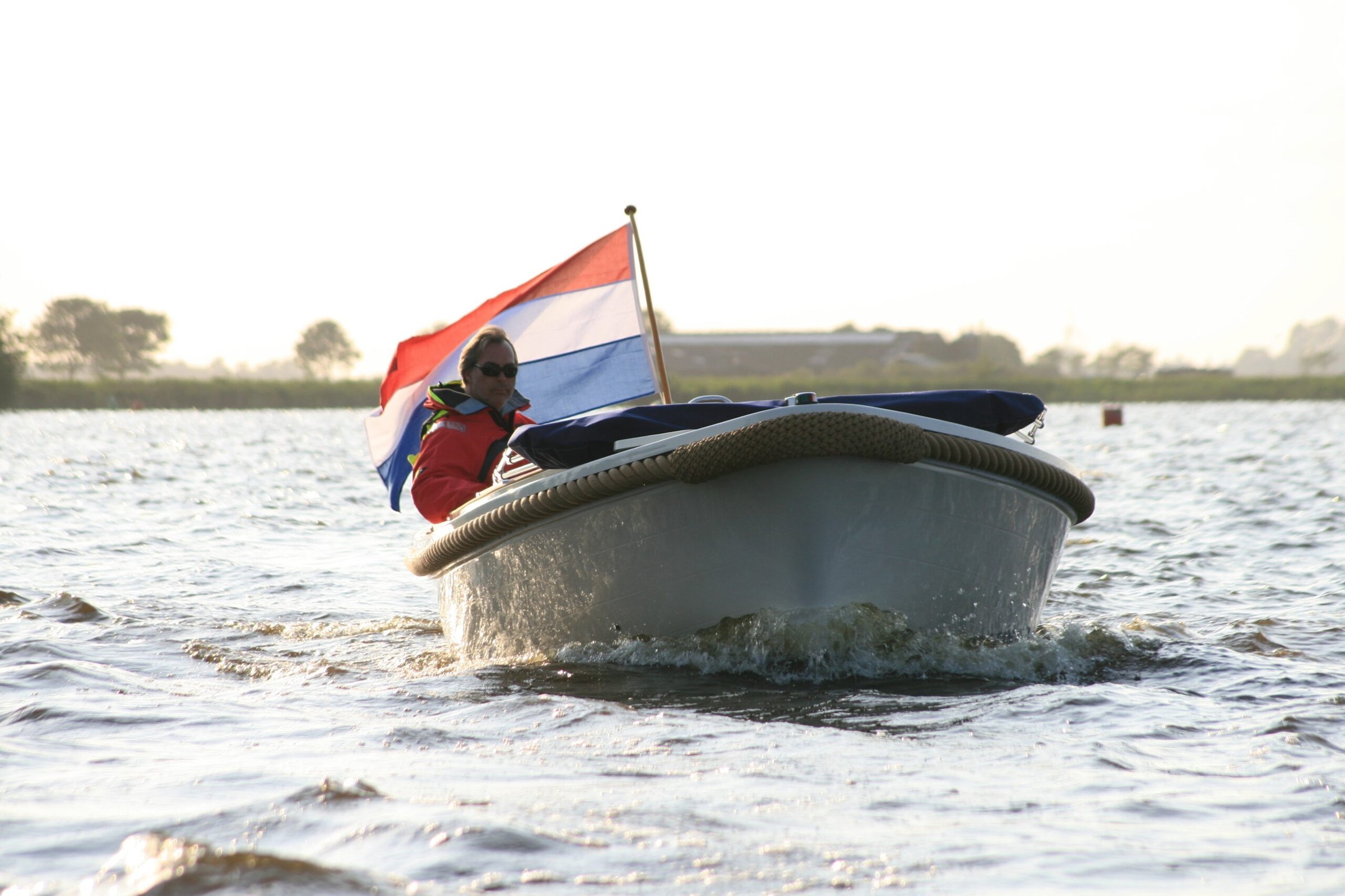 Maril 570, boot varend met nederlandse vlag
