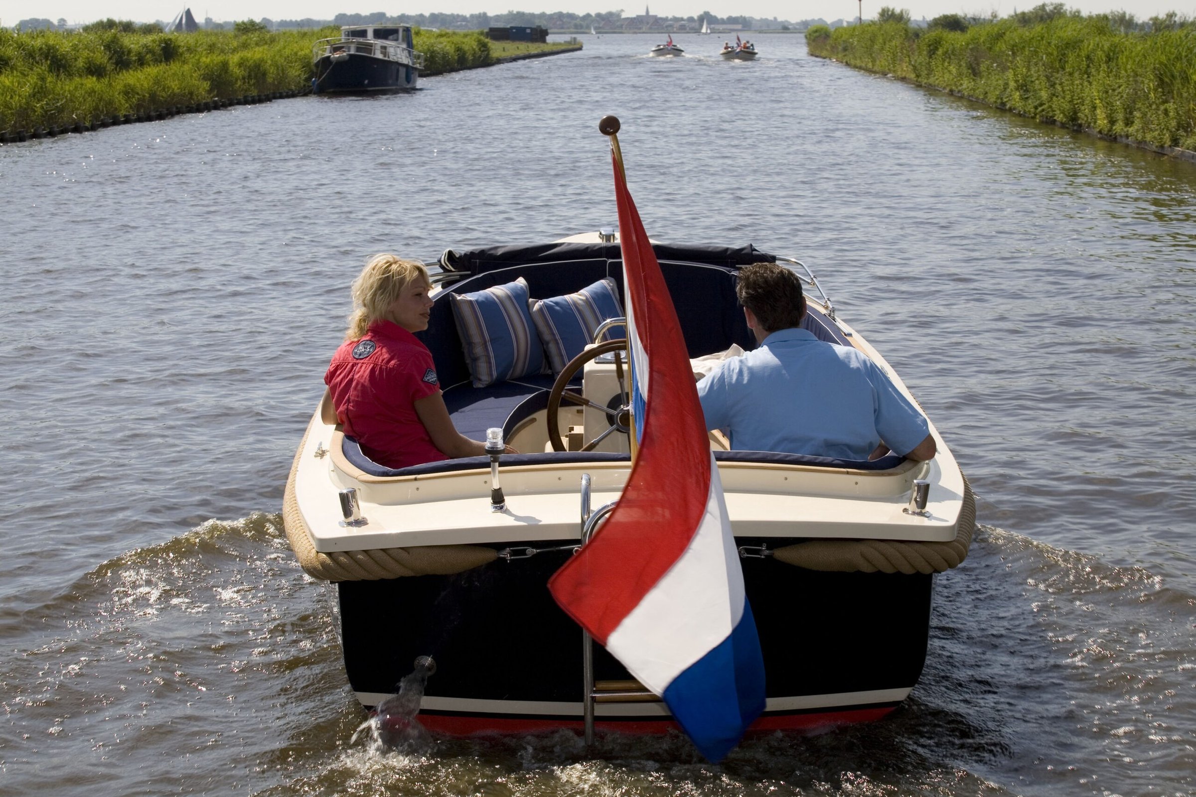 Maril 570, boot varend op vaarwater