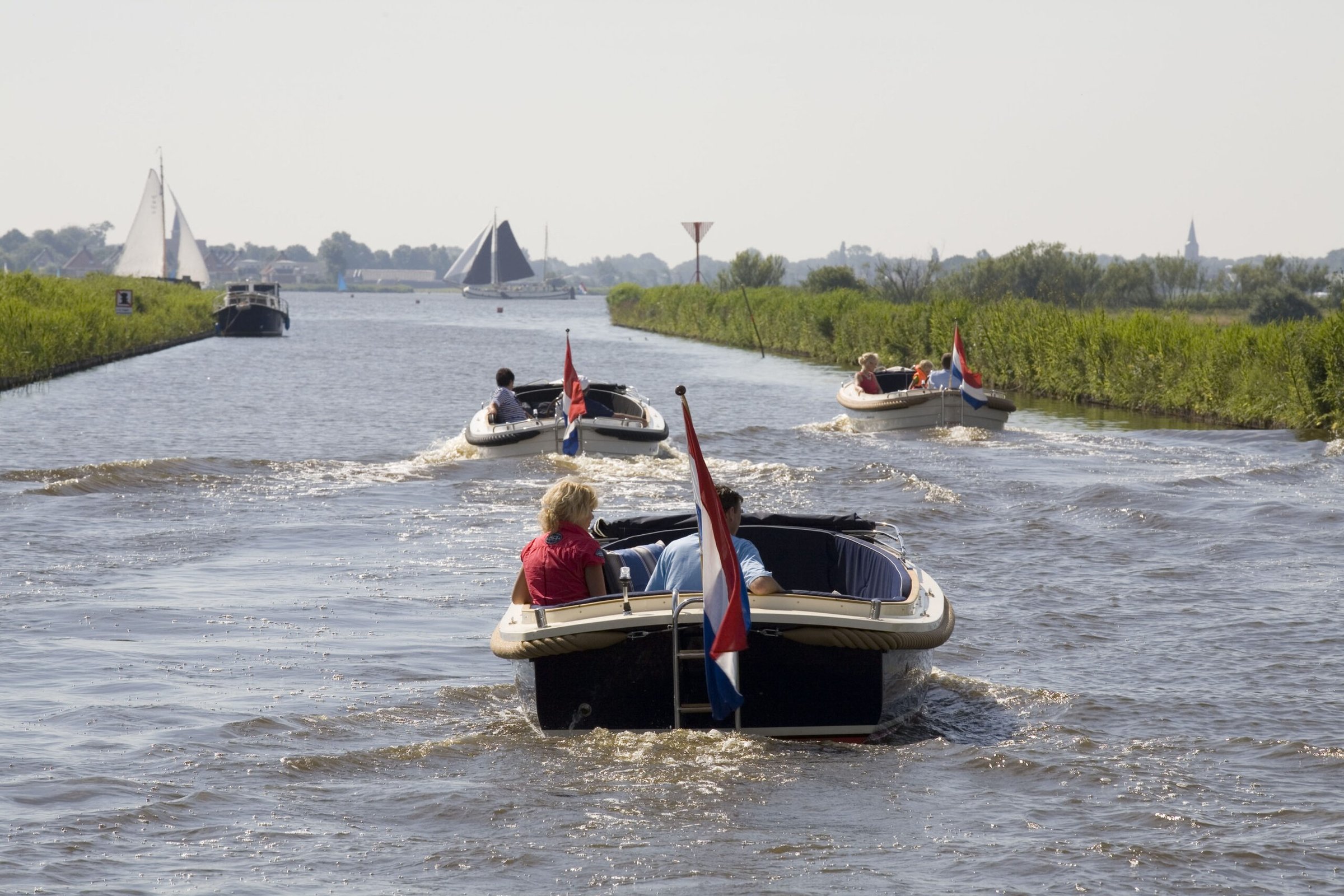 Maril 570, boten varend op vaarwater