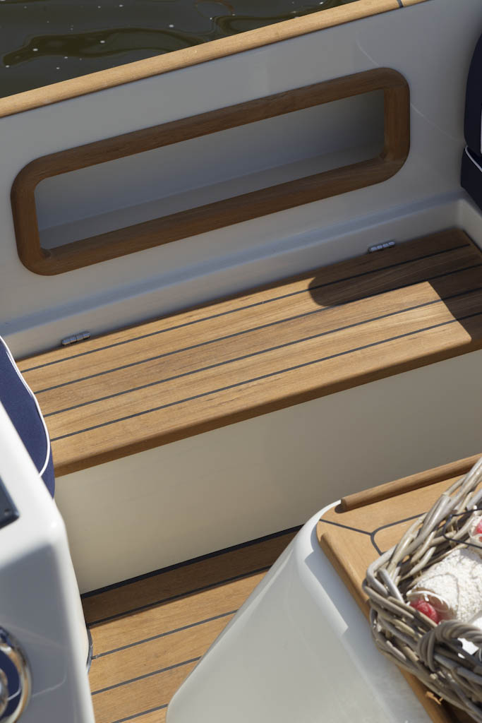 Maril 570, houten zitbank op boot