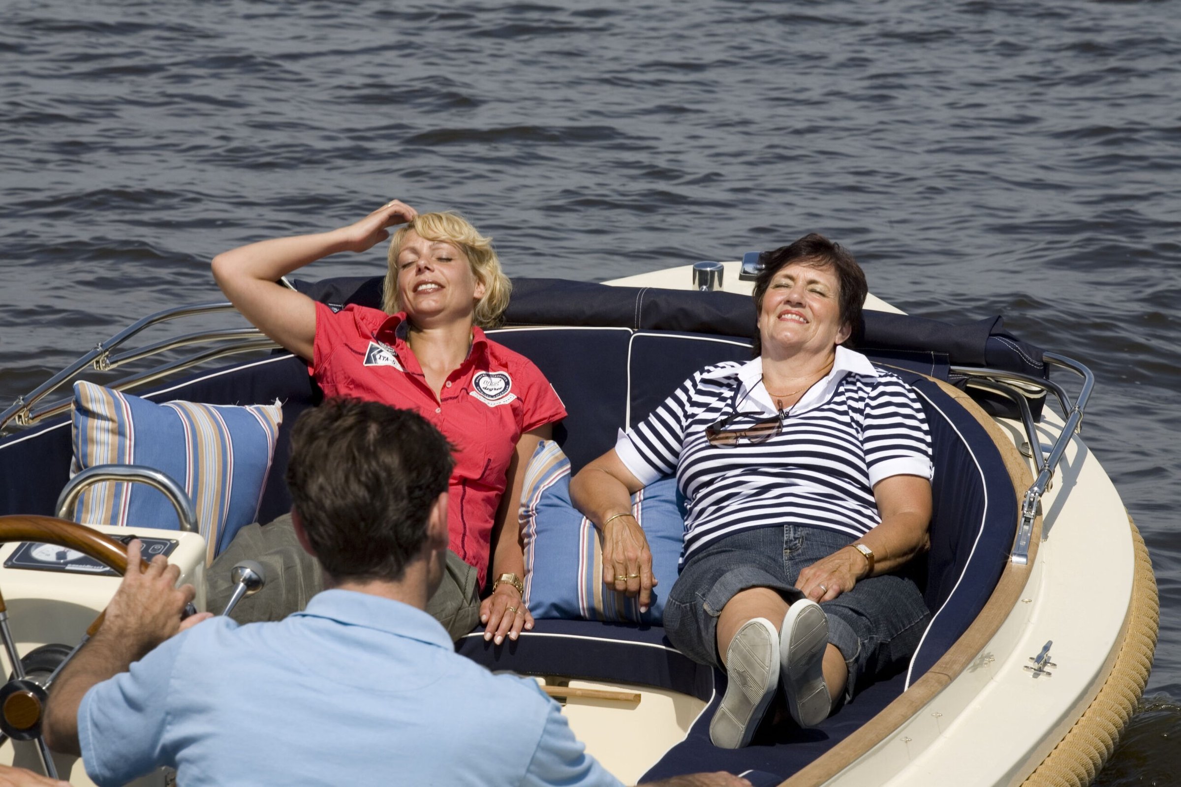 Maril 570, mensen ontspannen op boot
