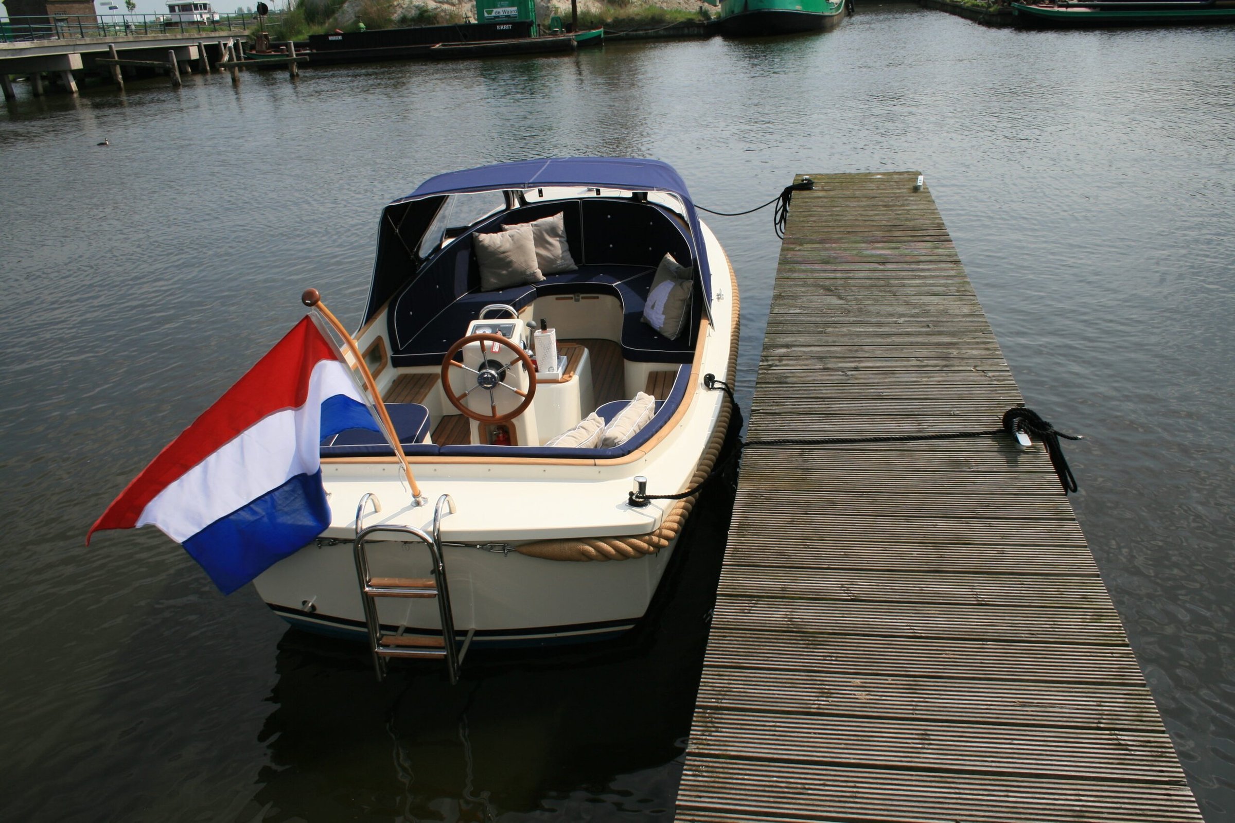 Maril 570, sloep afgemeerd aan steiger