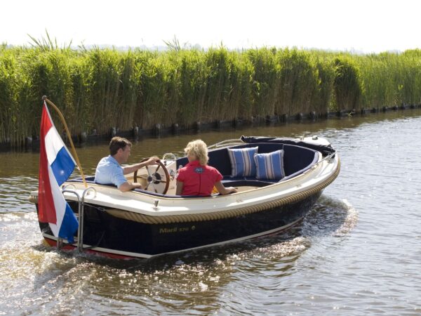 Maril 570, sloep vaart door rietvegetatie