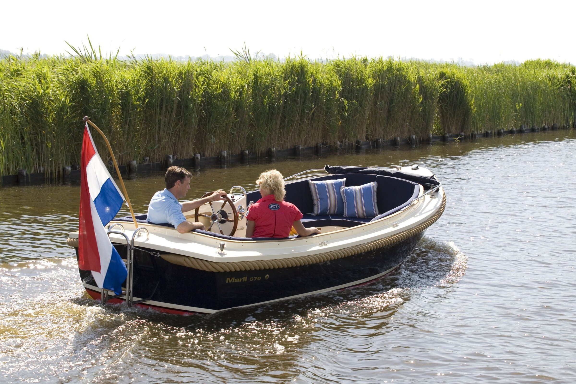 Maril 570, sloep vaart door rietvegetatie