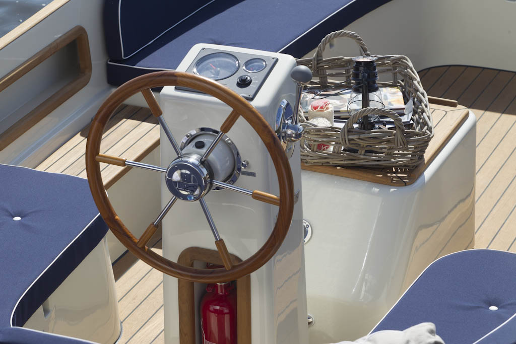 Maril 570, stuurwiel en dashboard boot