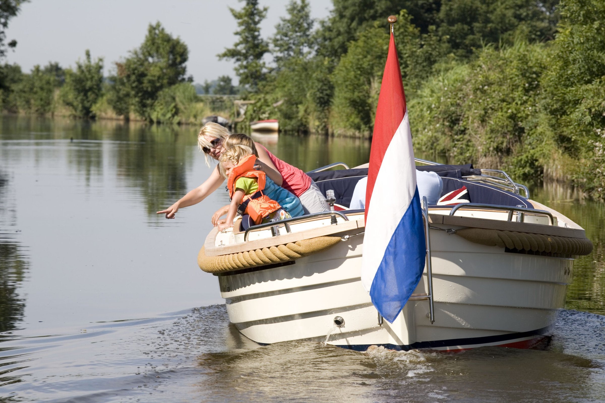 Maril 625, boot varend op rivier met gezin
