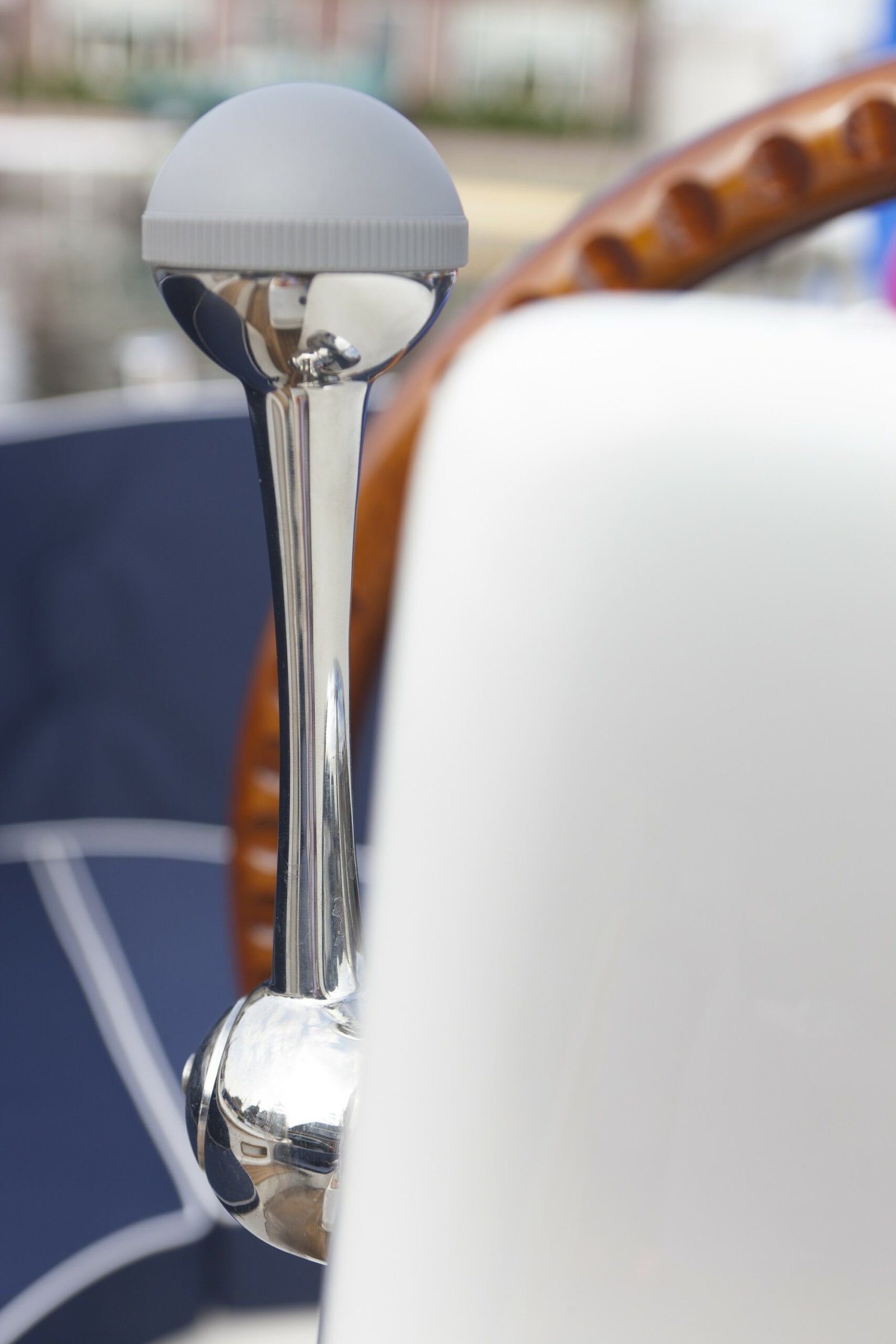 Maril 625, close up chromen handgreep stuurwiel