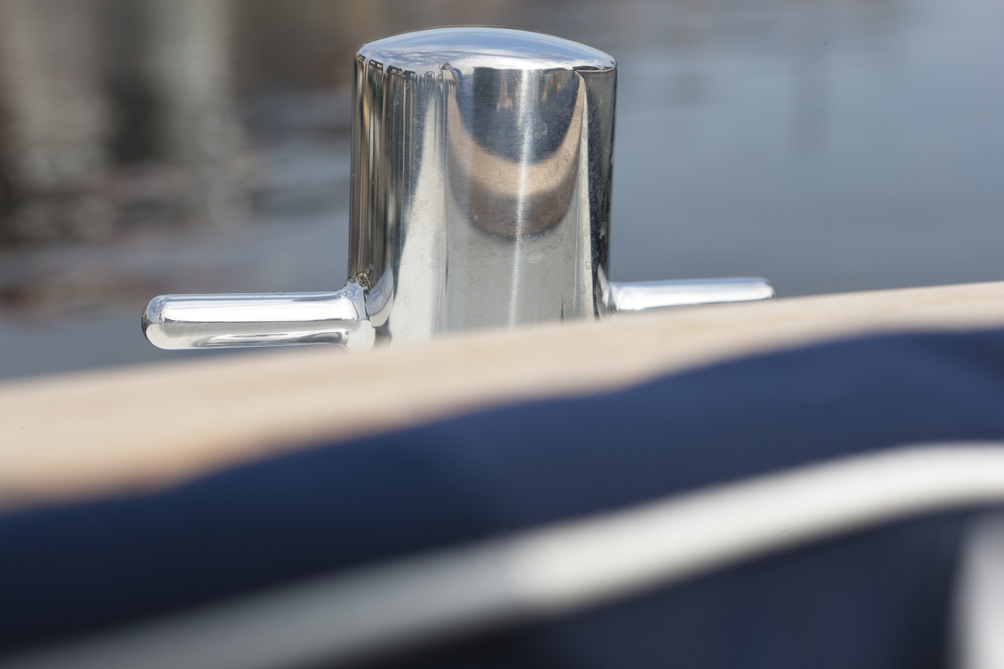 Maril 625, close-up chromen meerpaal boot
