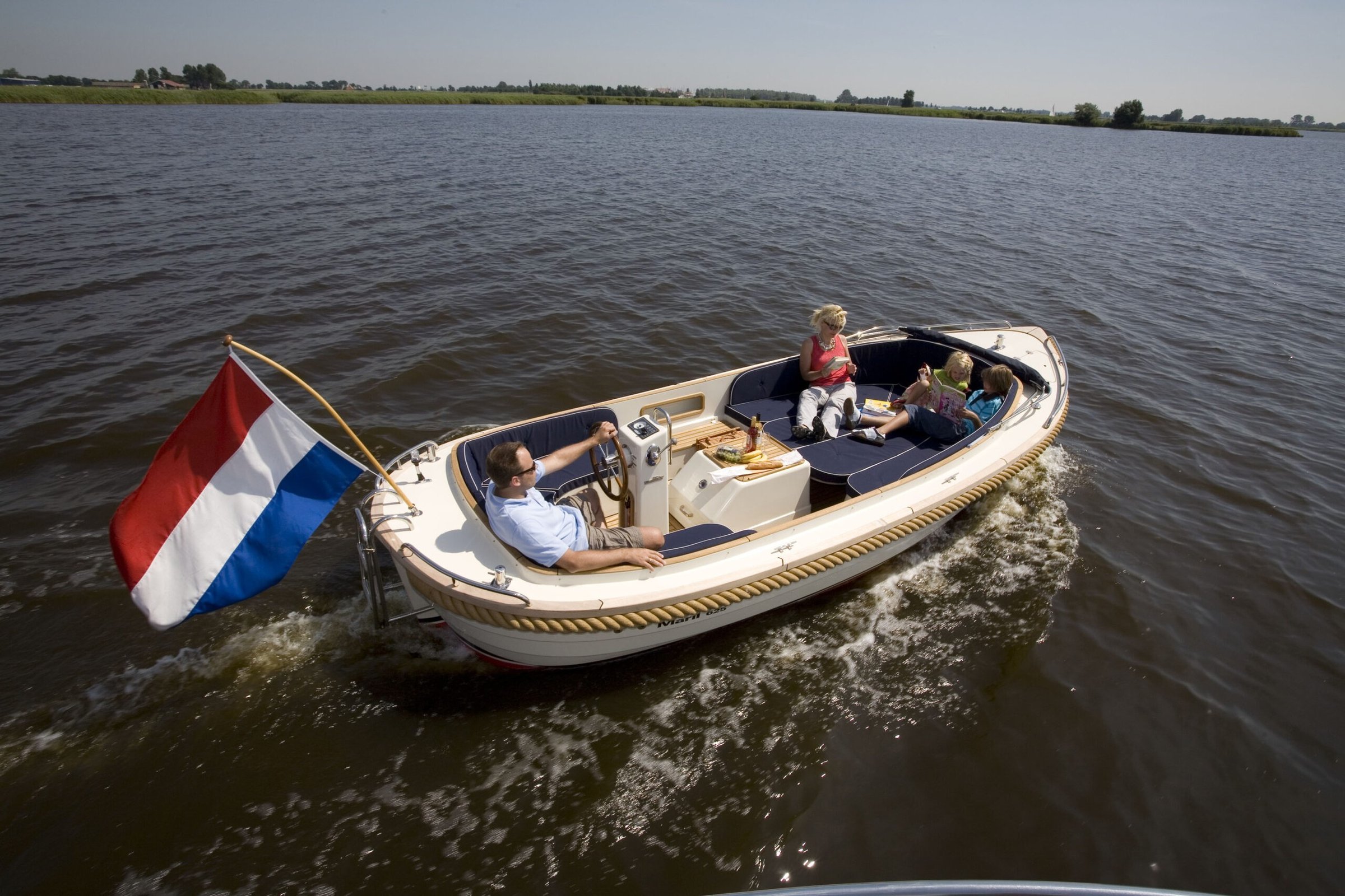 Maril 625, familie ontspant op sloep