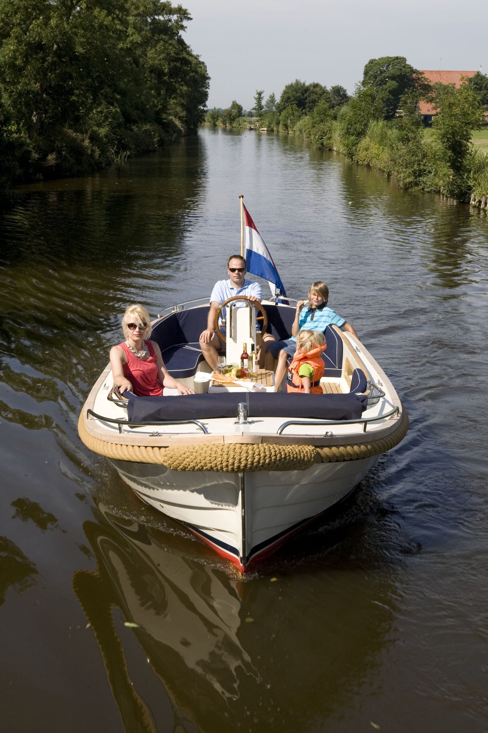 Maril 625, familie op sloep vaart kanaal