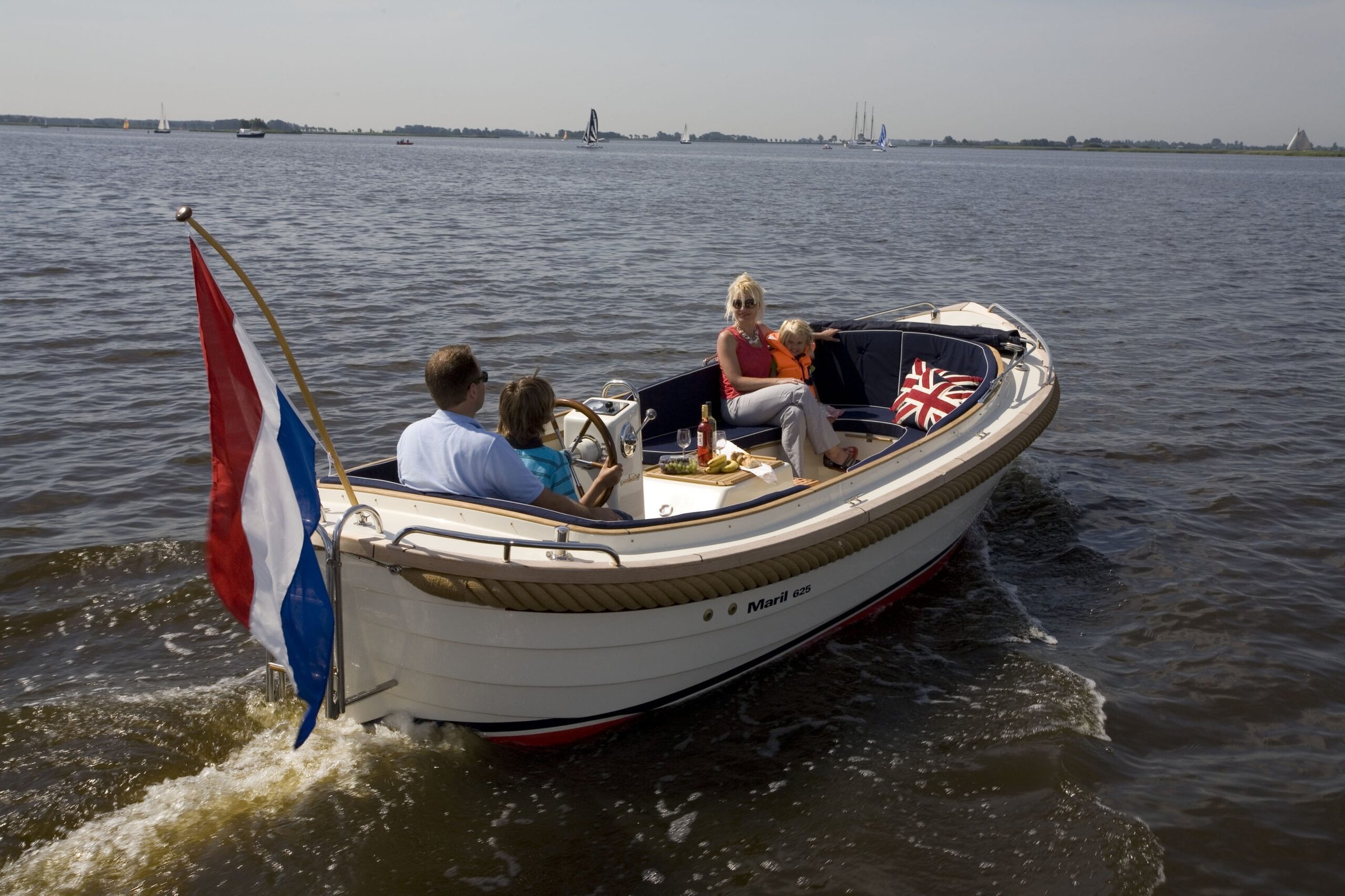 Maril 625, familie vaart op open boot