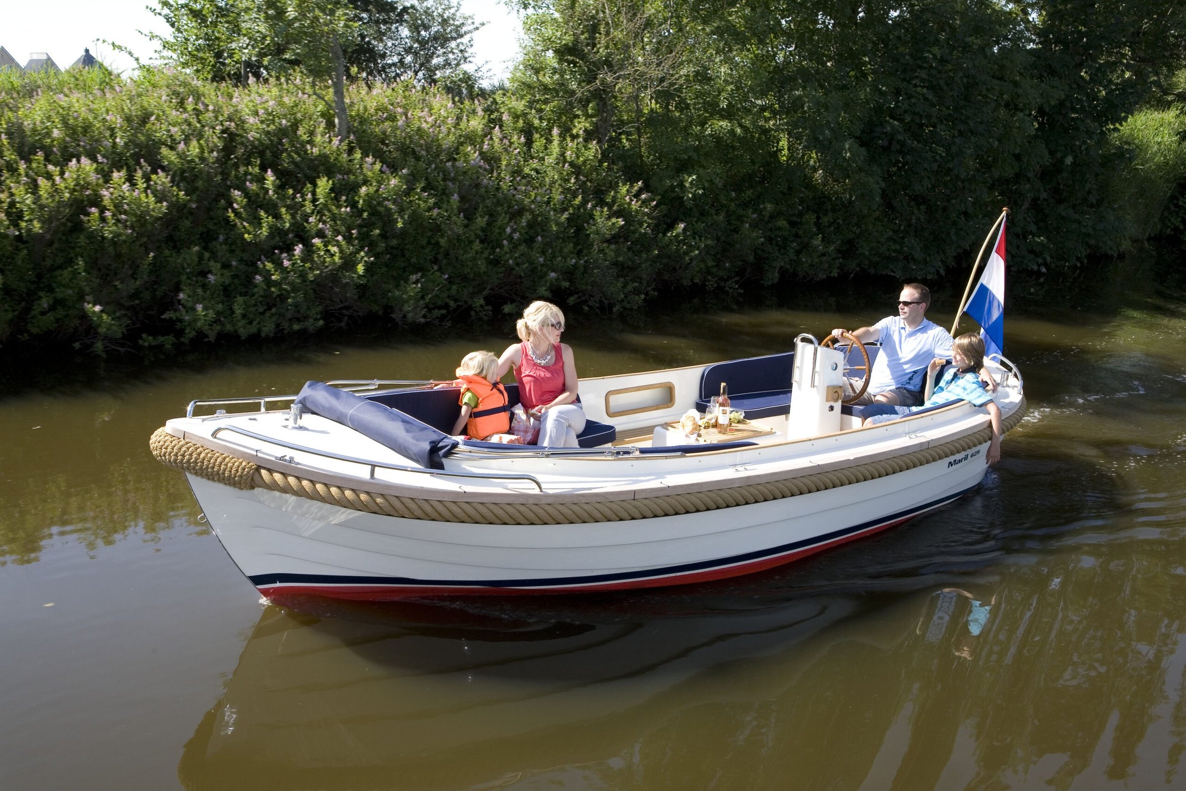 Maril 625, gezin vaart open sloep