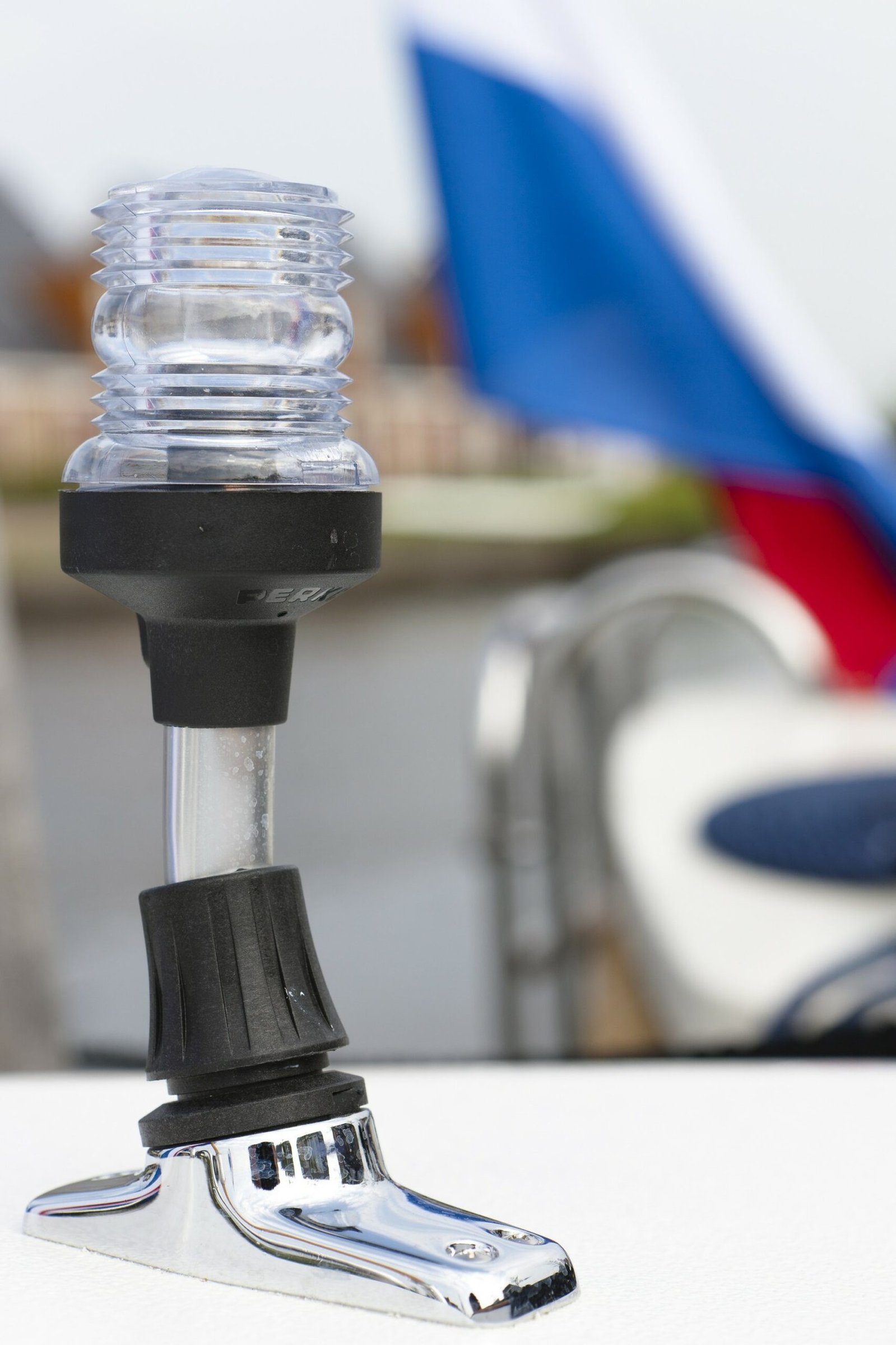 Maril 625, navigatielicht op boot met vlag
