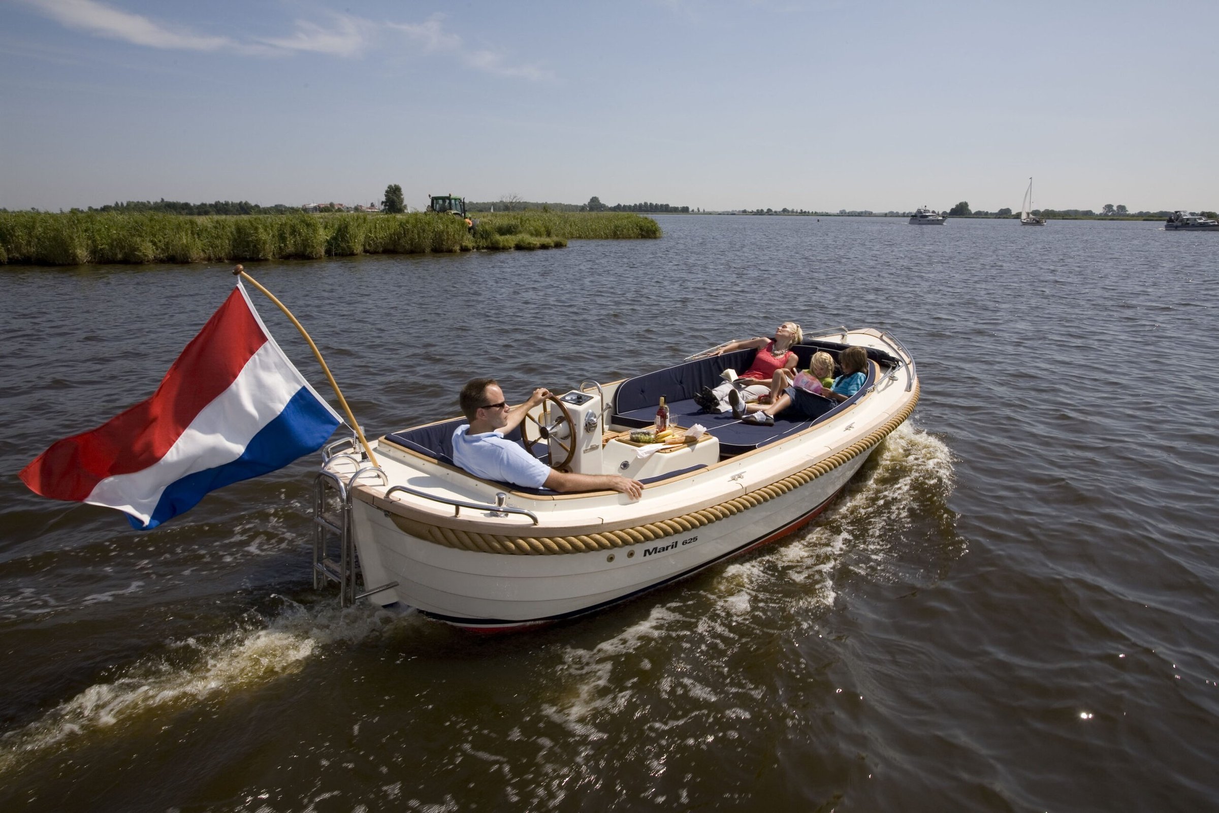 Maril 625, sloep vaart op meer