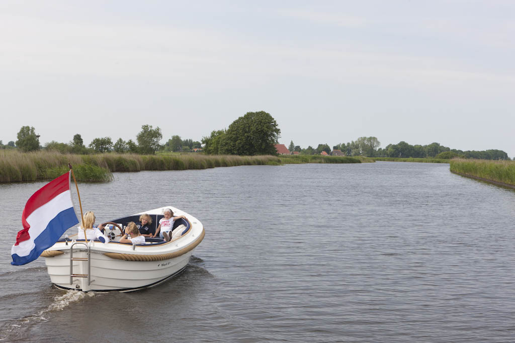 Maril 625, sloep varend op rivier
