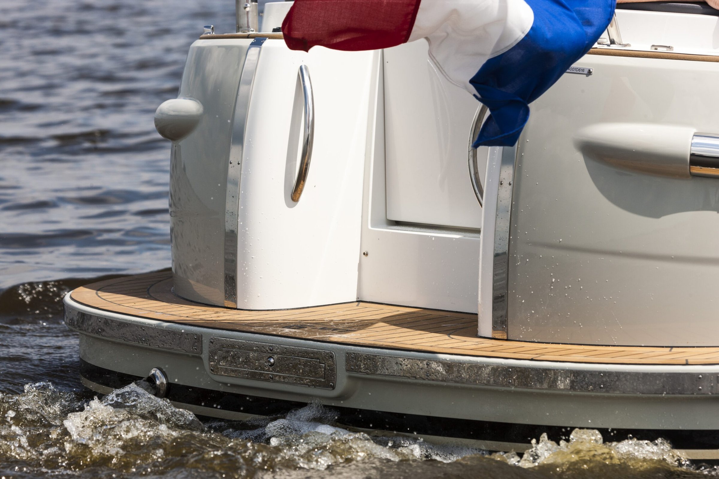 Maril 6NXT, achtersteven boot met nederlandse vlag