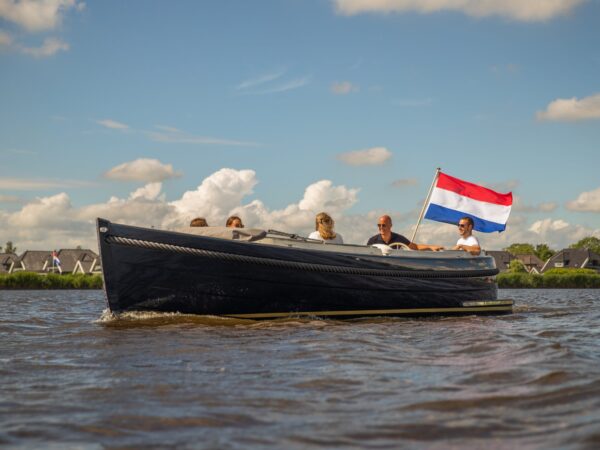 Maril 6NXT, boot met mensen op water