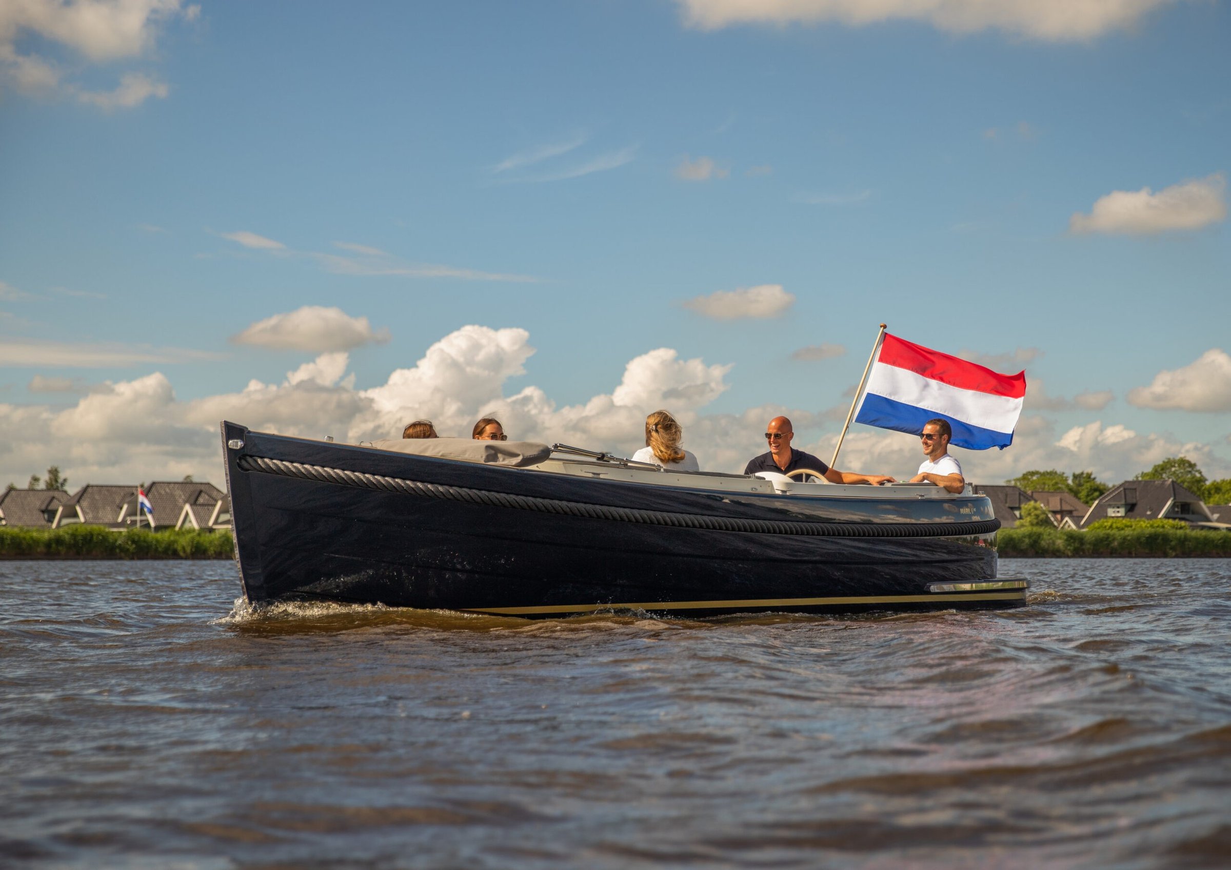Maril 6NXT, boot met mensen op water