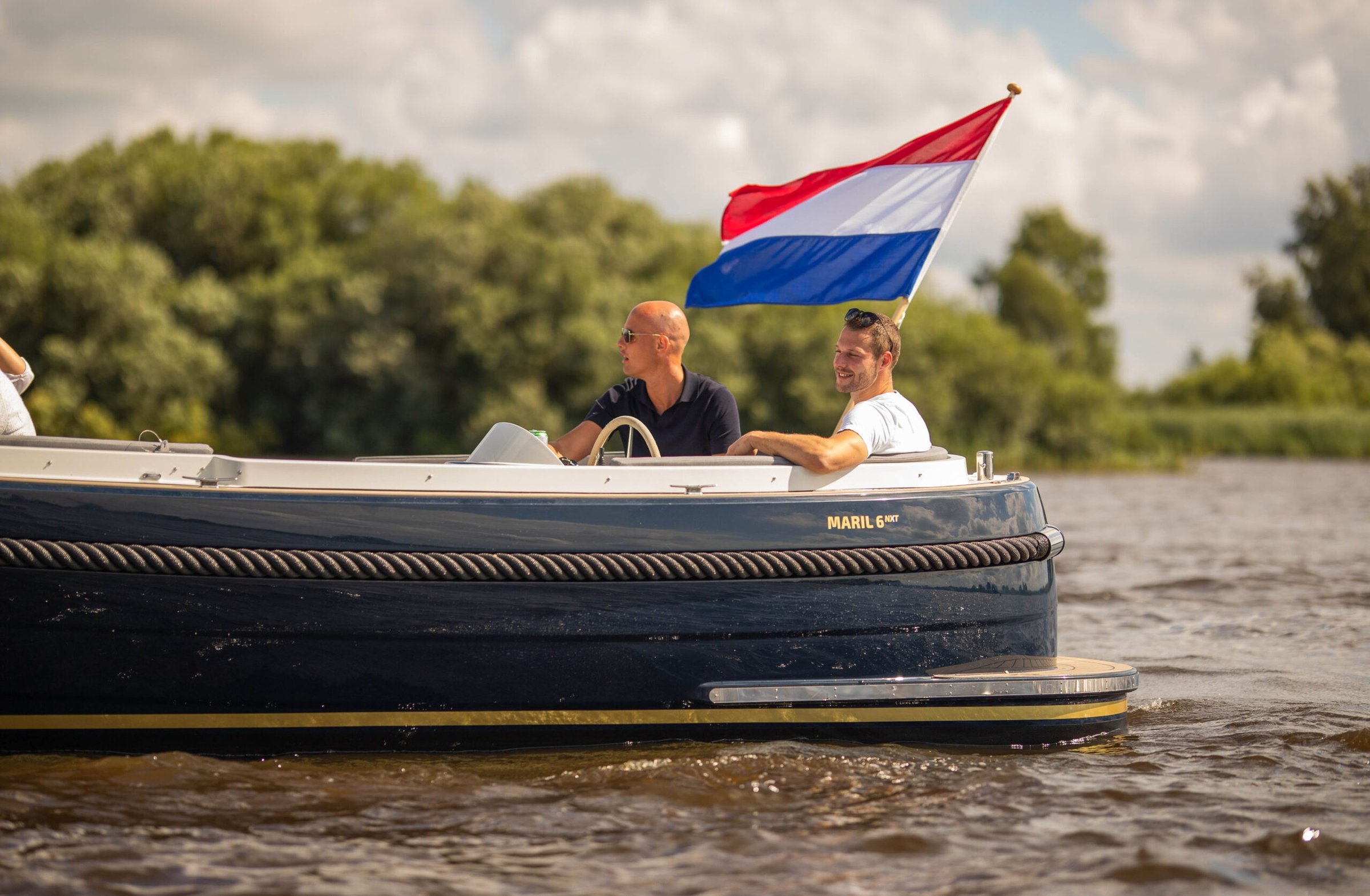 Maril 6NXT, boot met nederlandse vlag varend