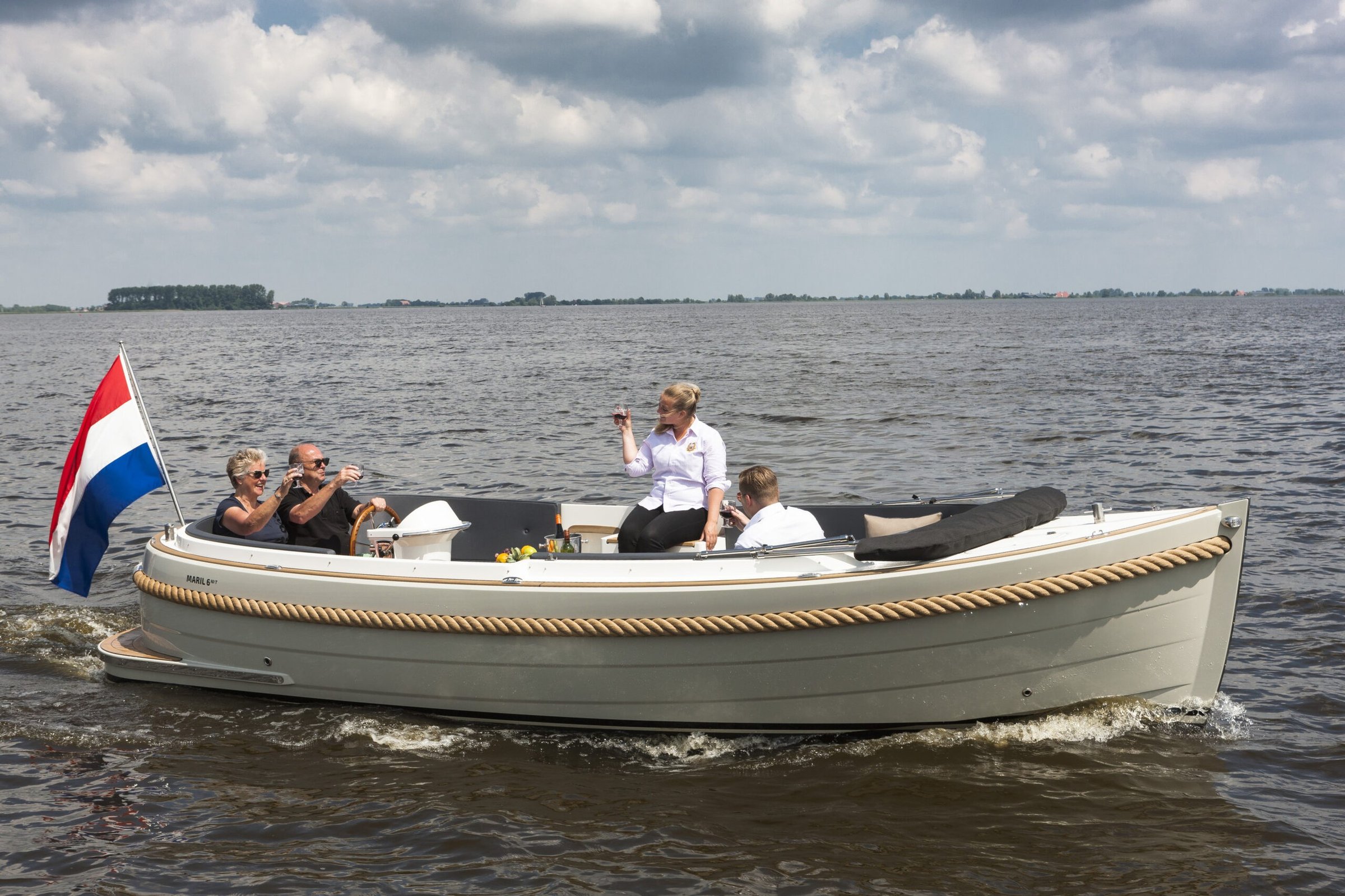 Maril 6NXT, boot varend met mensen aan boord