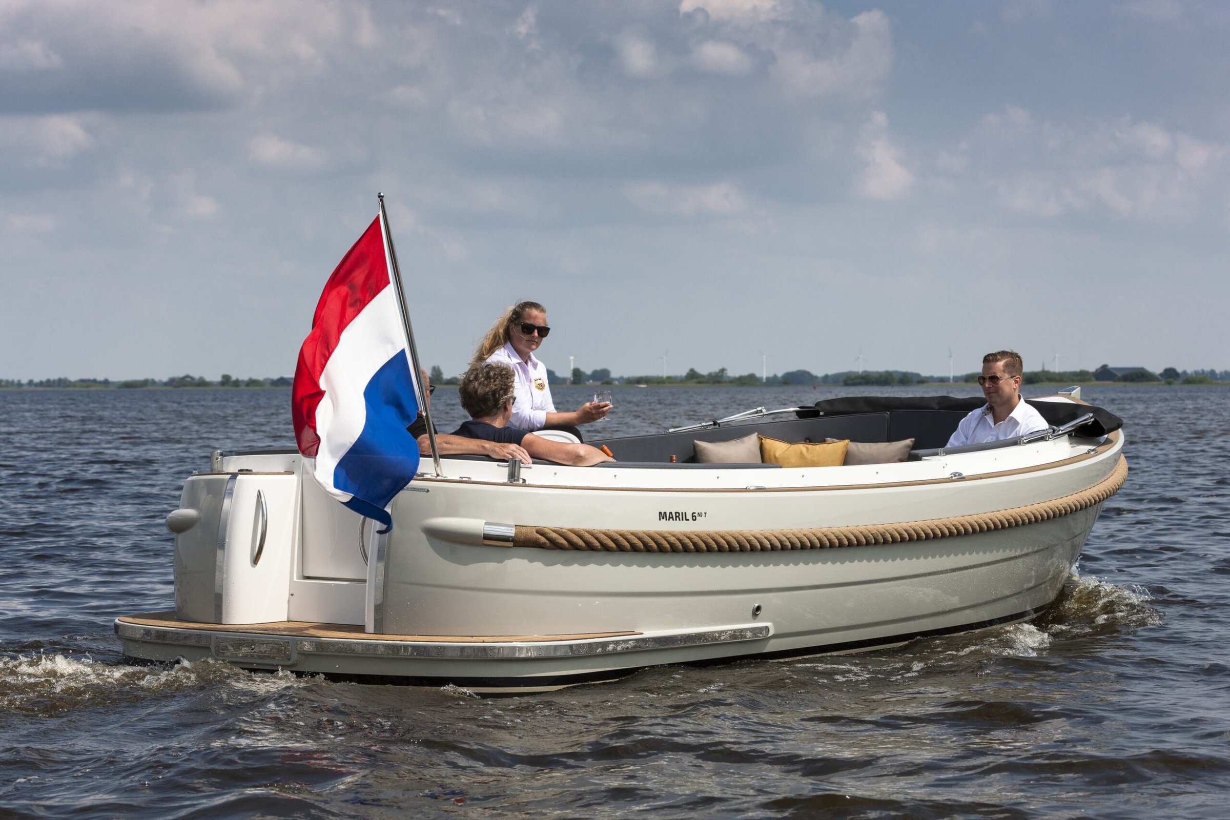 Maril 6NXT, boot varend met passagiers aan boord