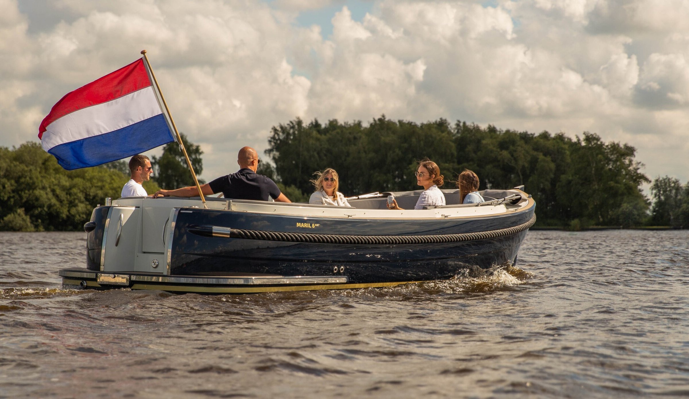 Maril 6NXT, boot varend met passagiers op water