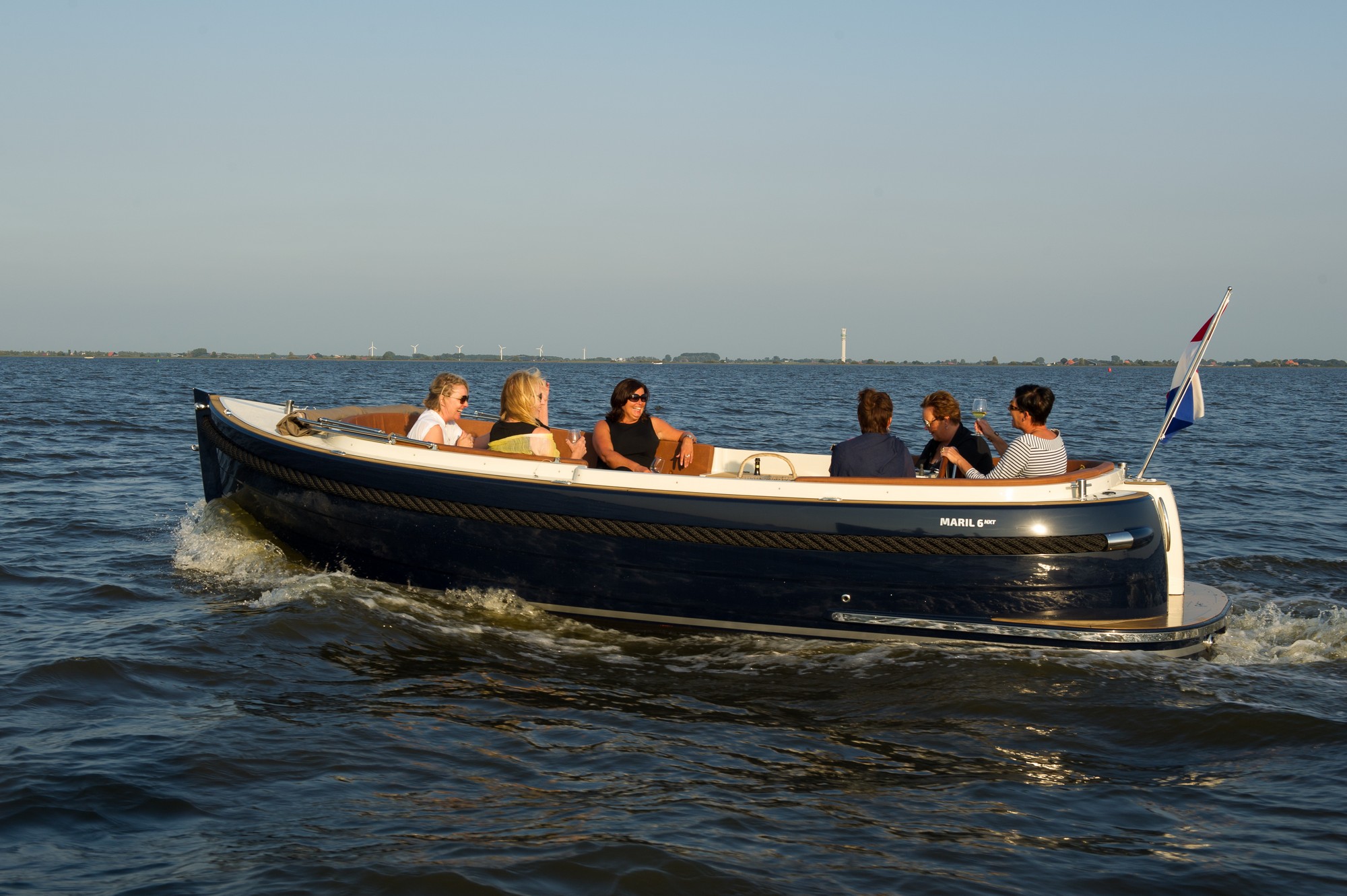 Maril 6NXT, boot varend met passagiers