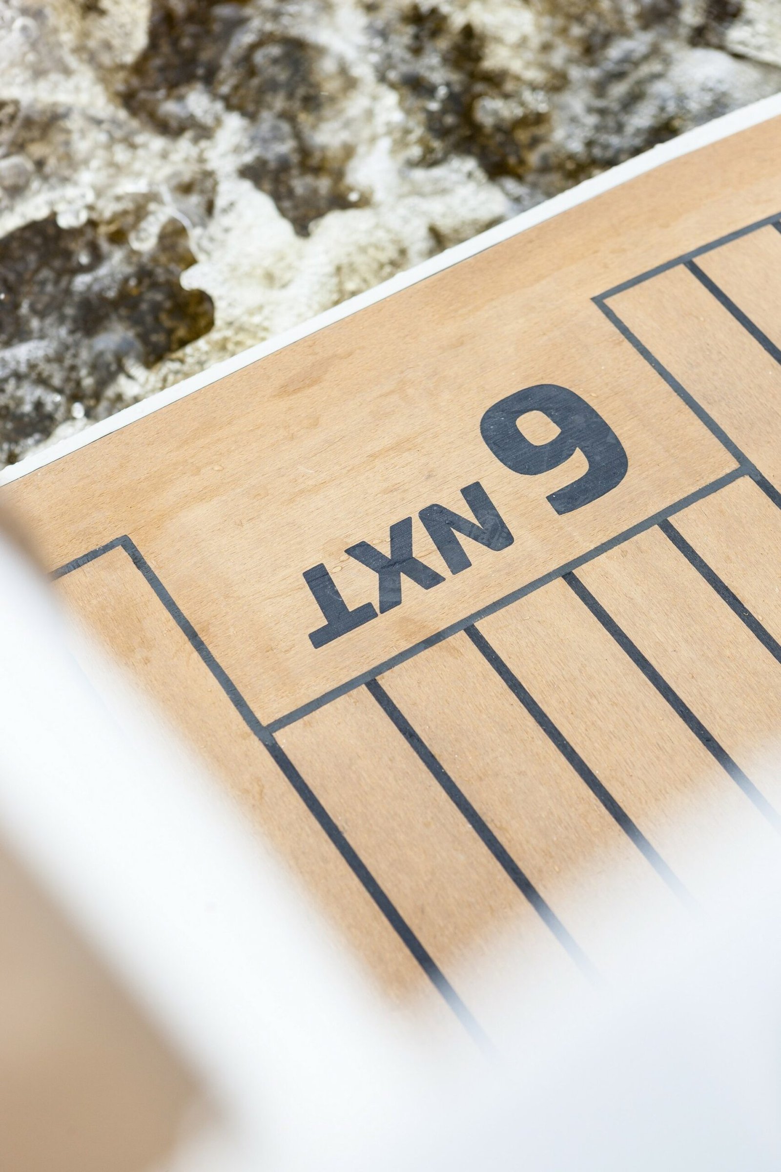 Maril 6NXT, close up houten dek nummer