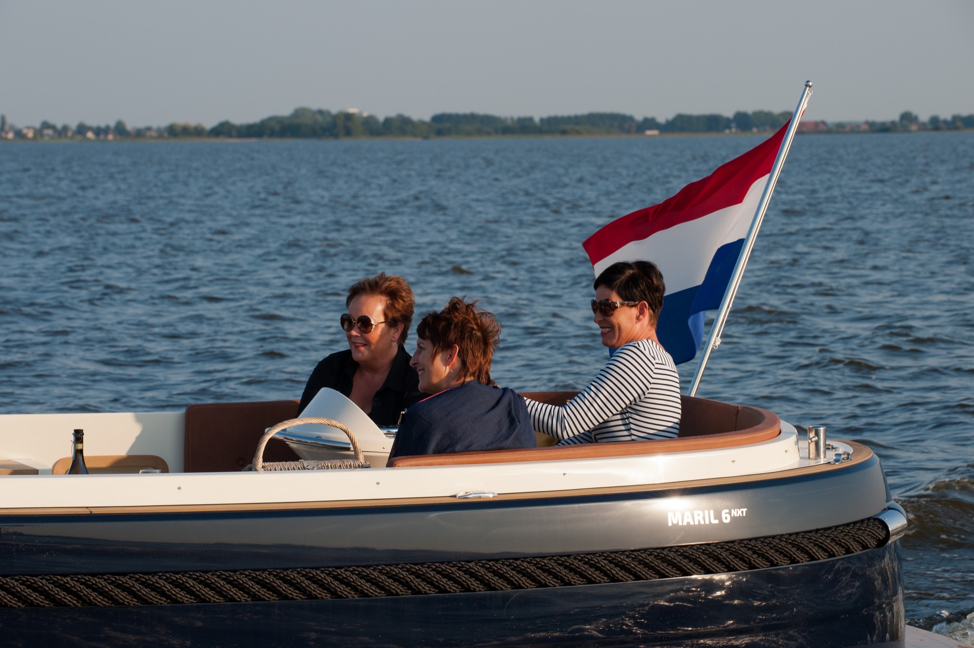 Maril 6NXT, drie vrouwen varen op boot