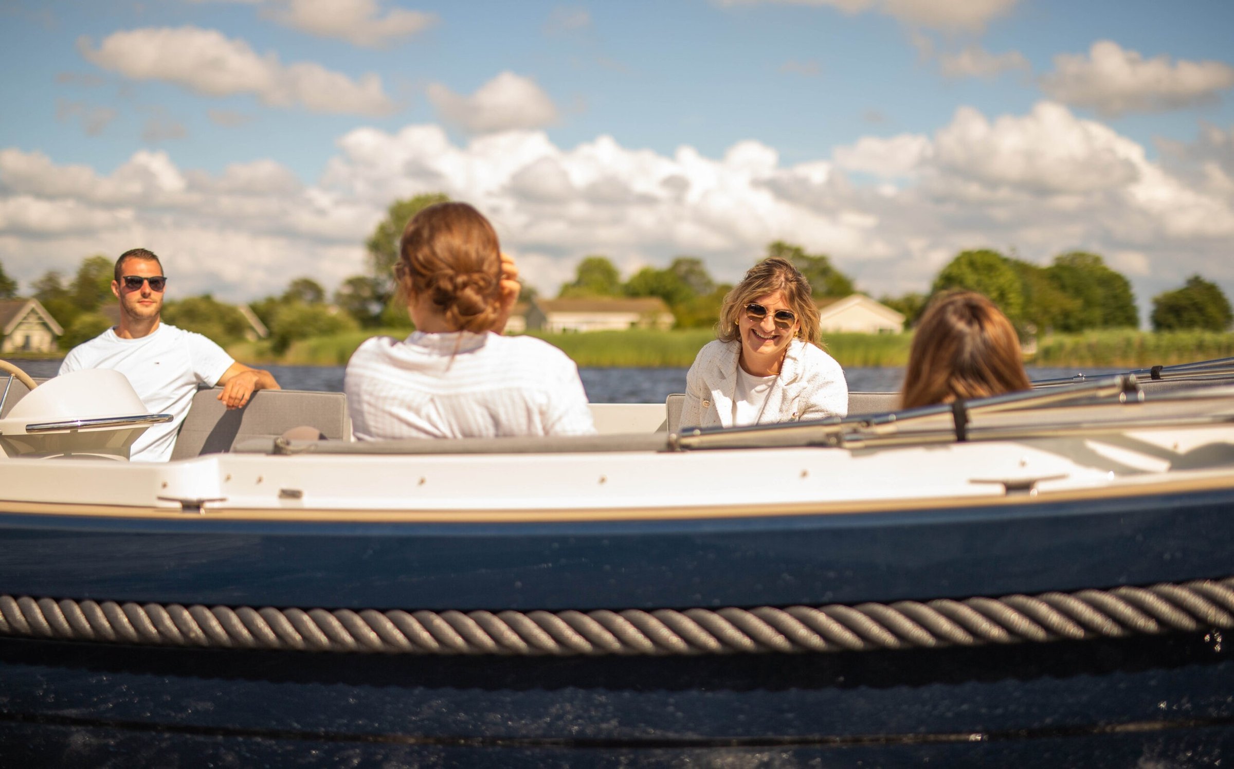 Maril 6NXT, mensen zitten samen op boot