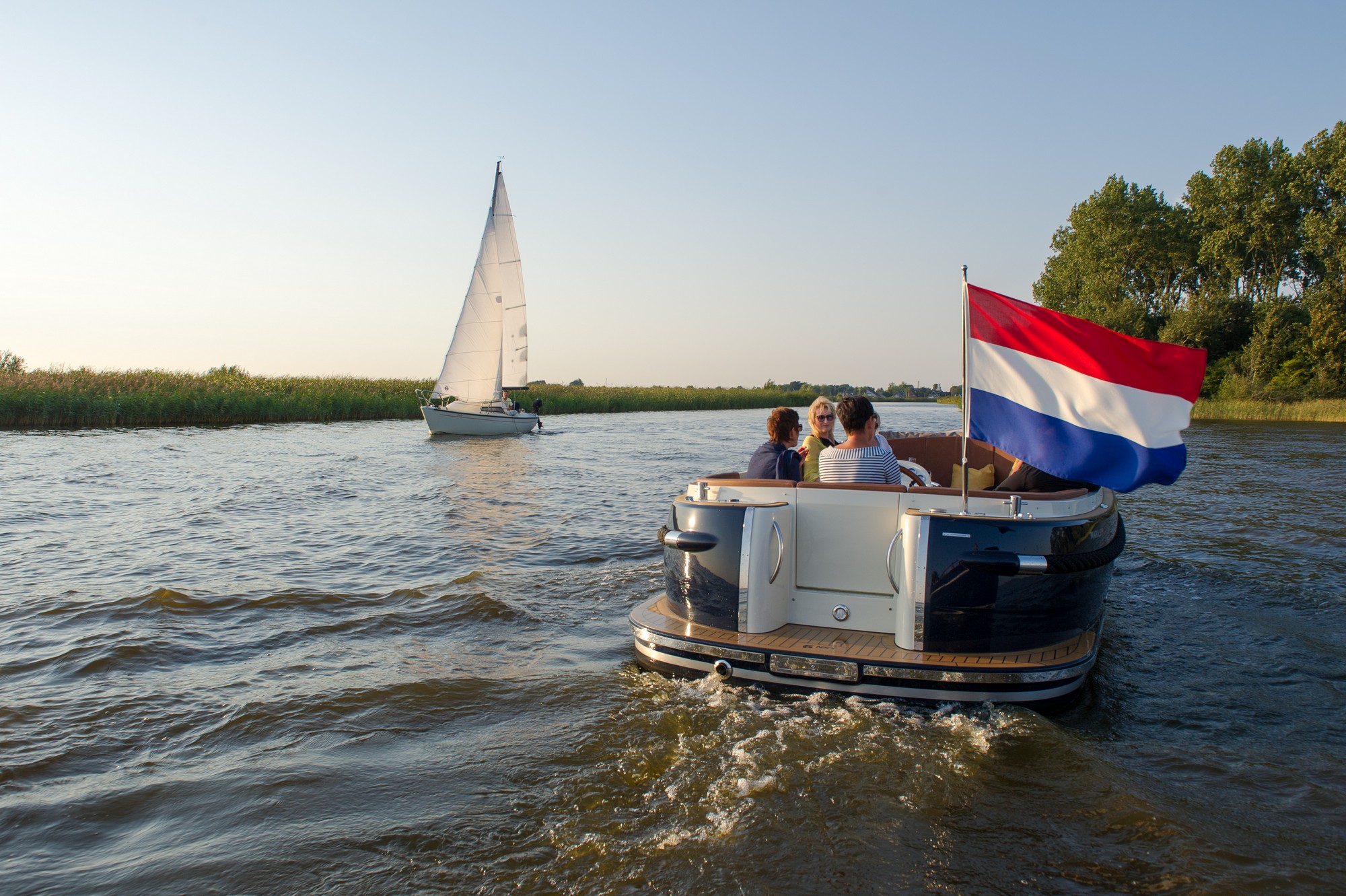 Maril 6NXT, motorboot met nederlandse vlag op water