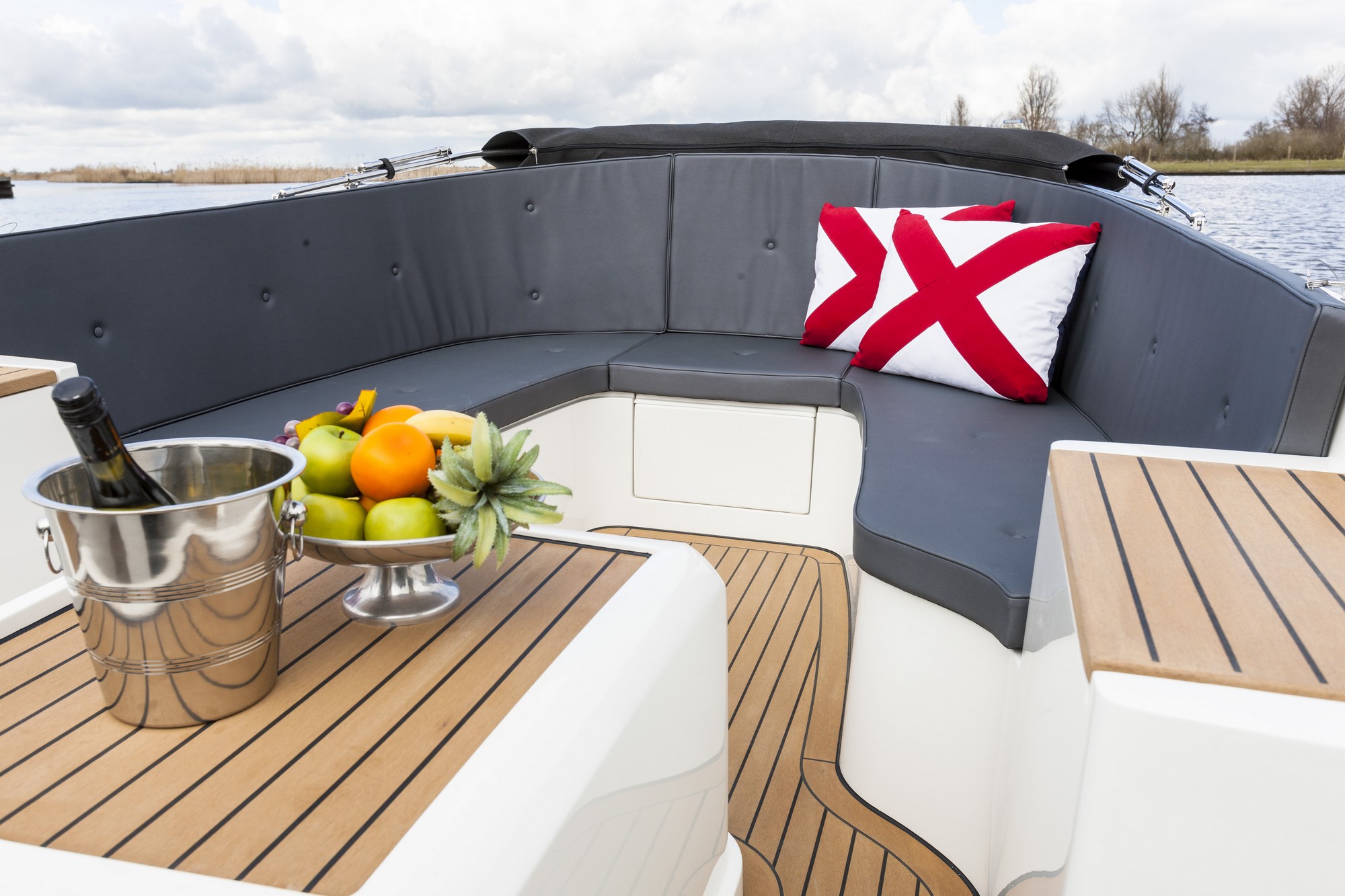 Maril 6NXT, zitbank met fruit en champagne