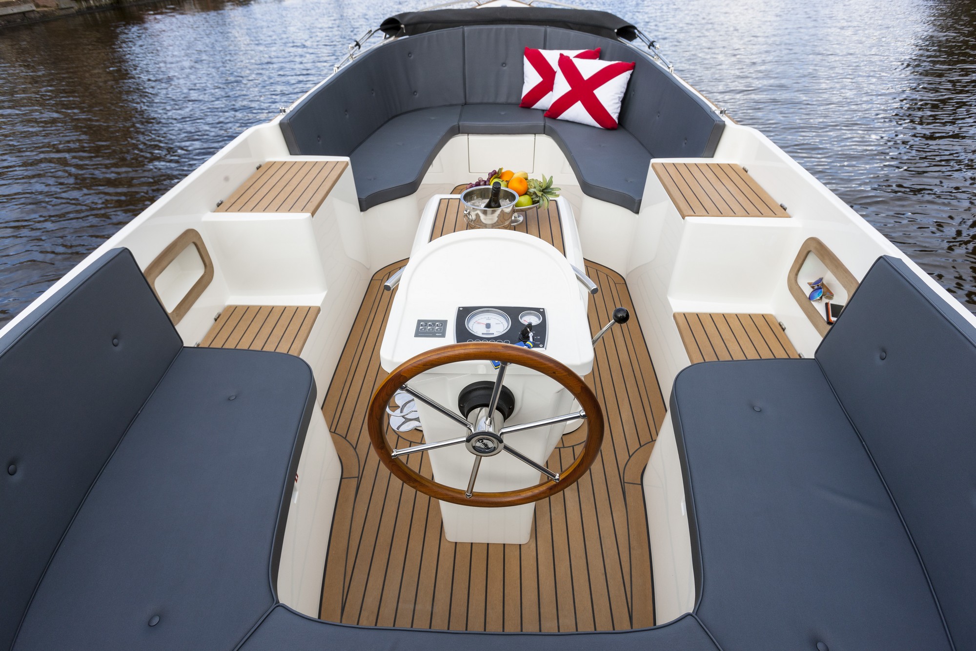 Maril 6NXT, cockpit met stuurwiel en zitbanken
