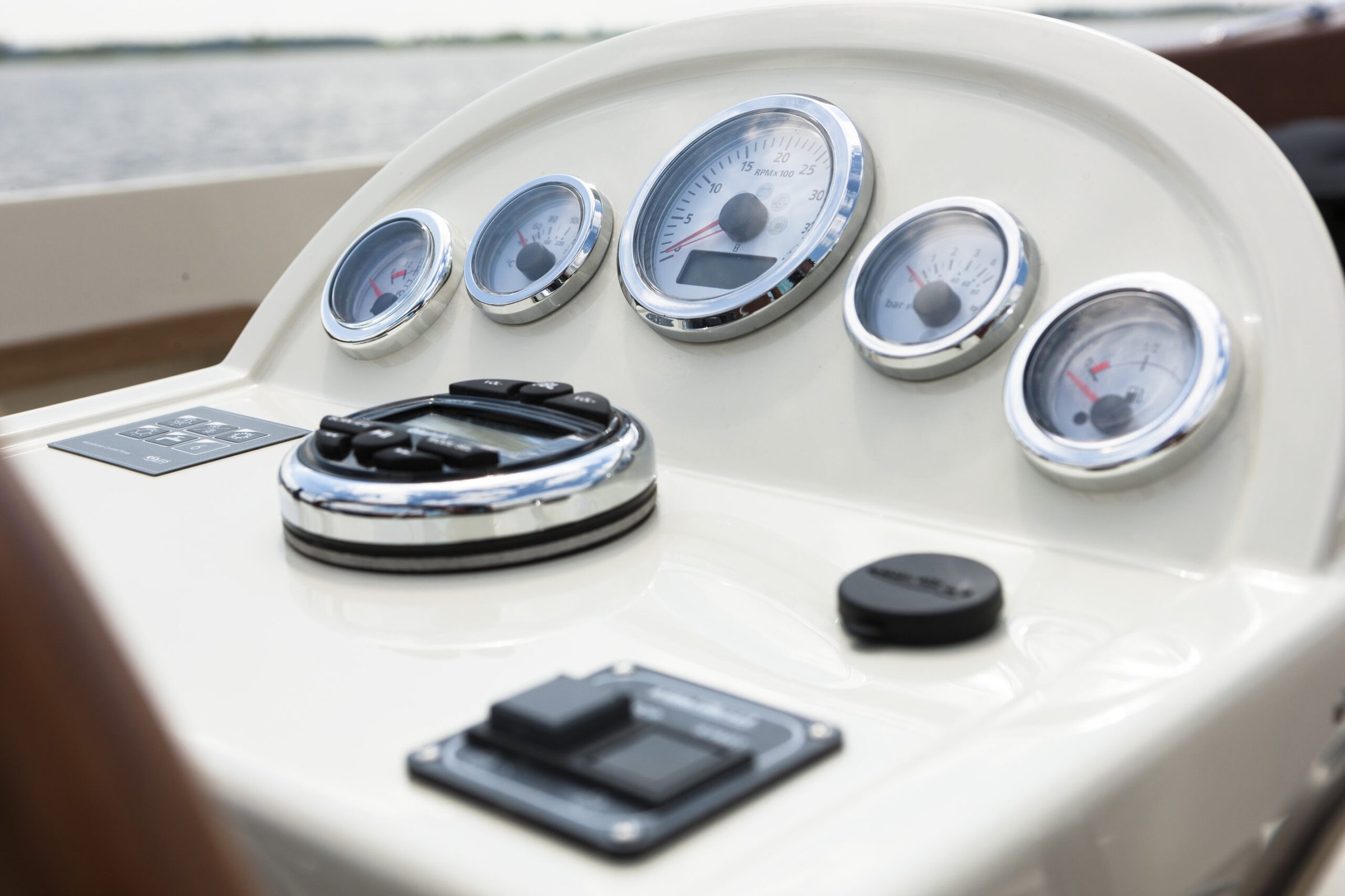 Maril 6NXT, dashboard met meters en knoppen