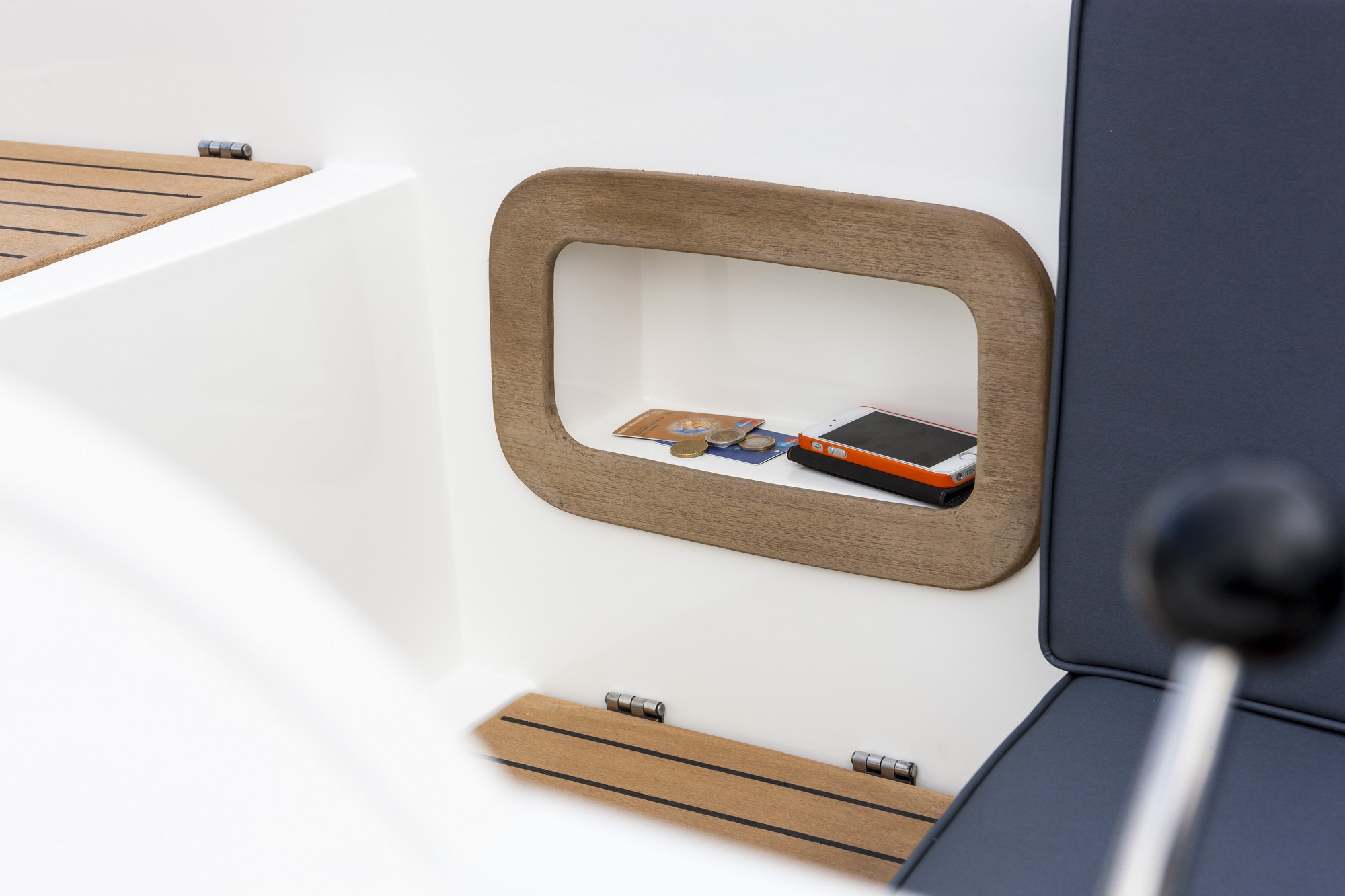 Maril 6NXT, opbergvakje met telefoon en munten