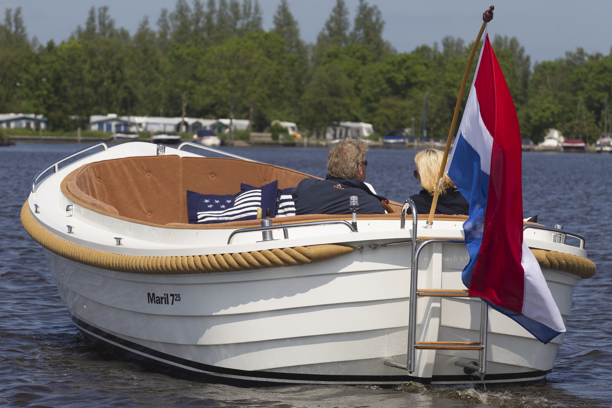 Maril 725, boot varend op water met passagiers