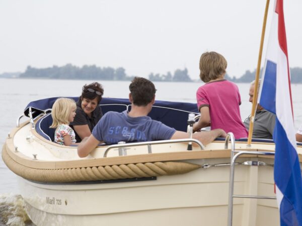Maril 725, familie op sloep varend
