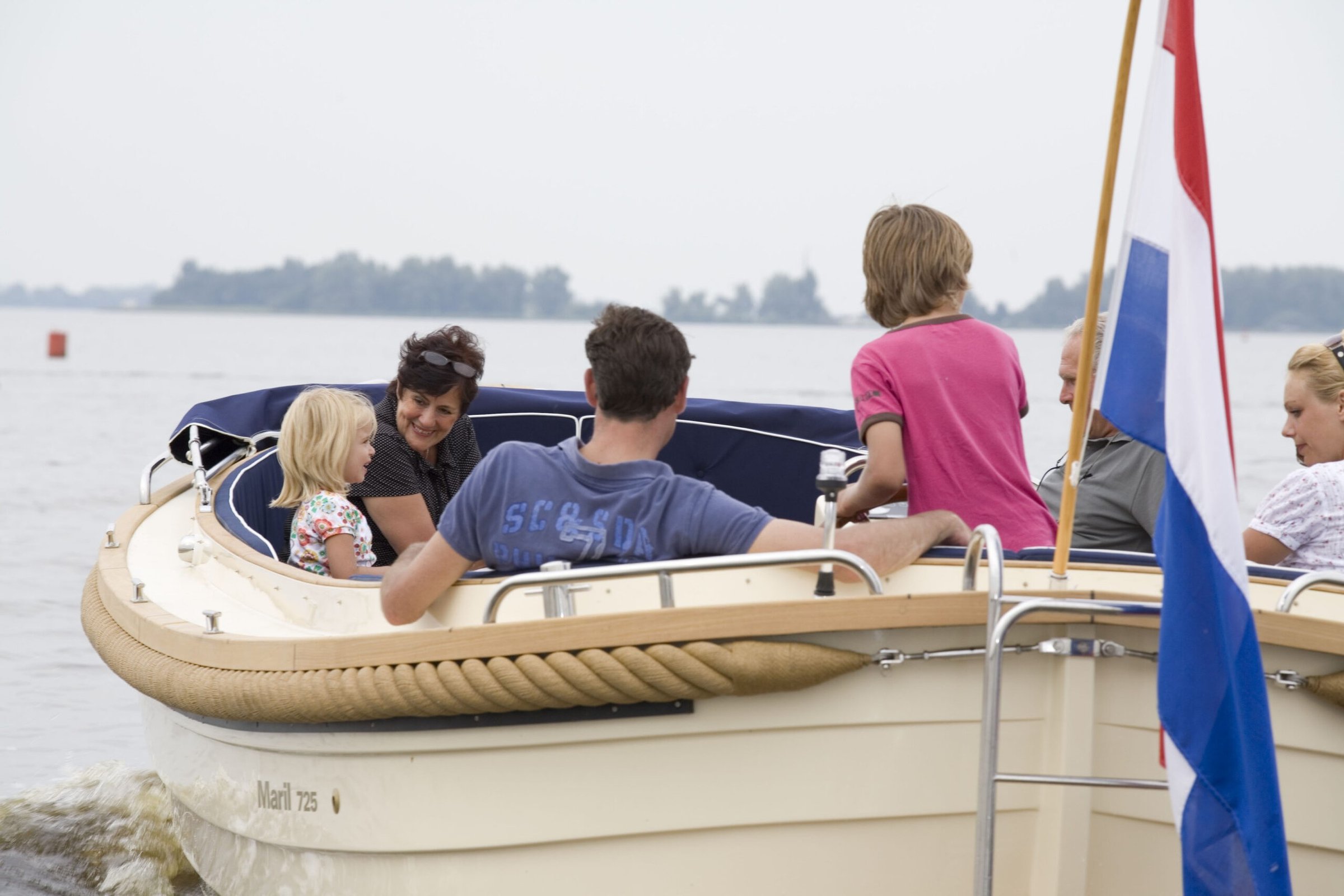 Maril 725, familie op sloep varend