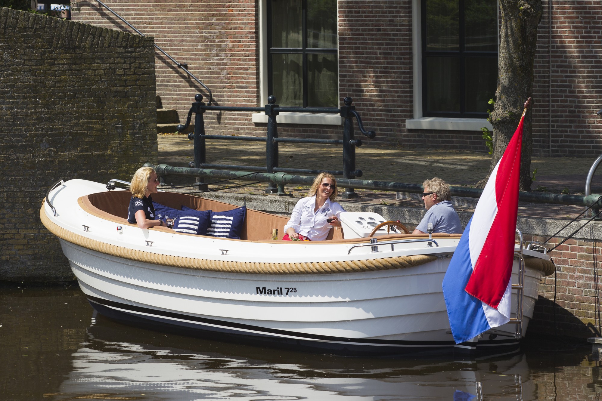 Maril 725, sloep aangemeerd bij gracht