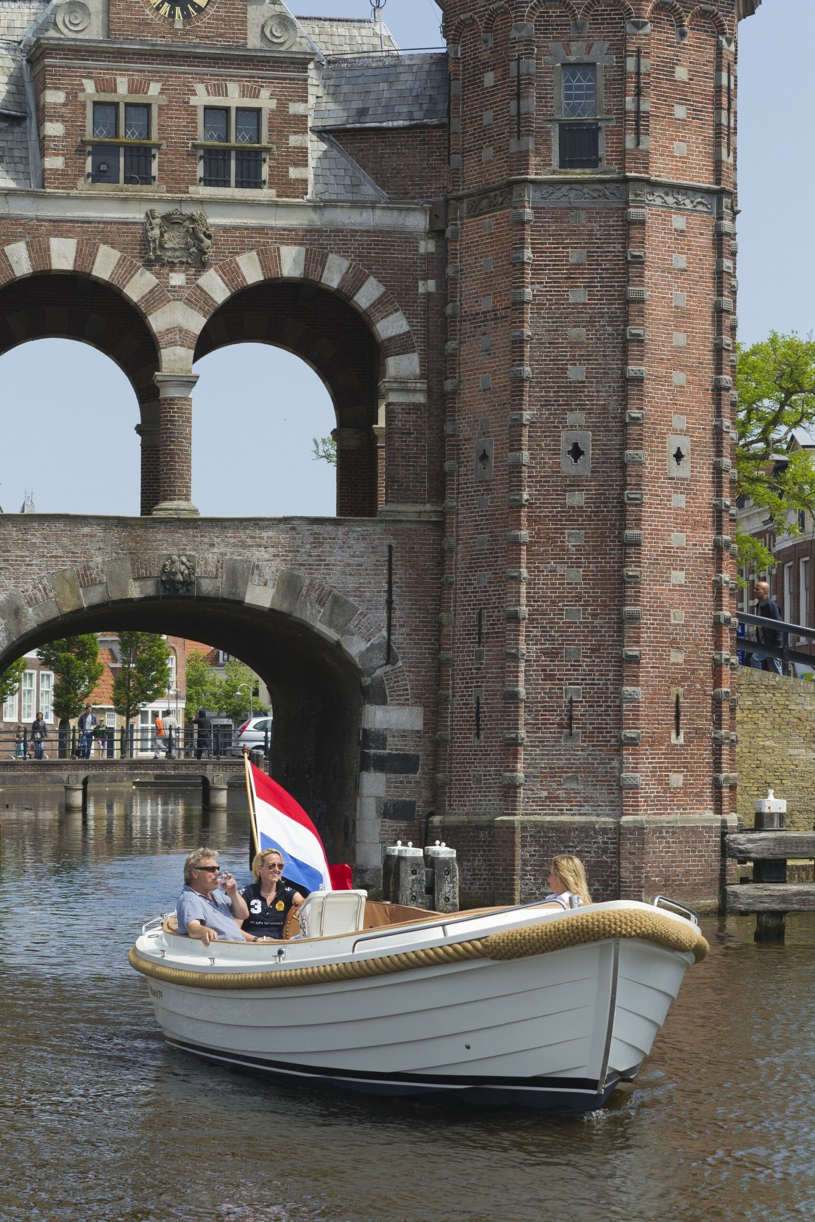 Maril 725, sloep met mensen bij poort
