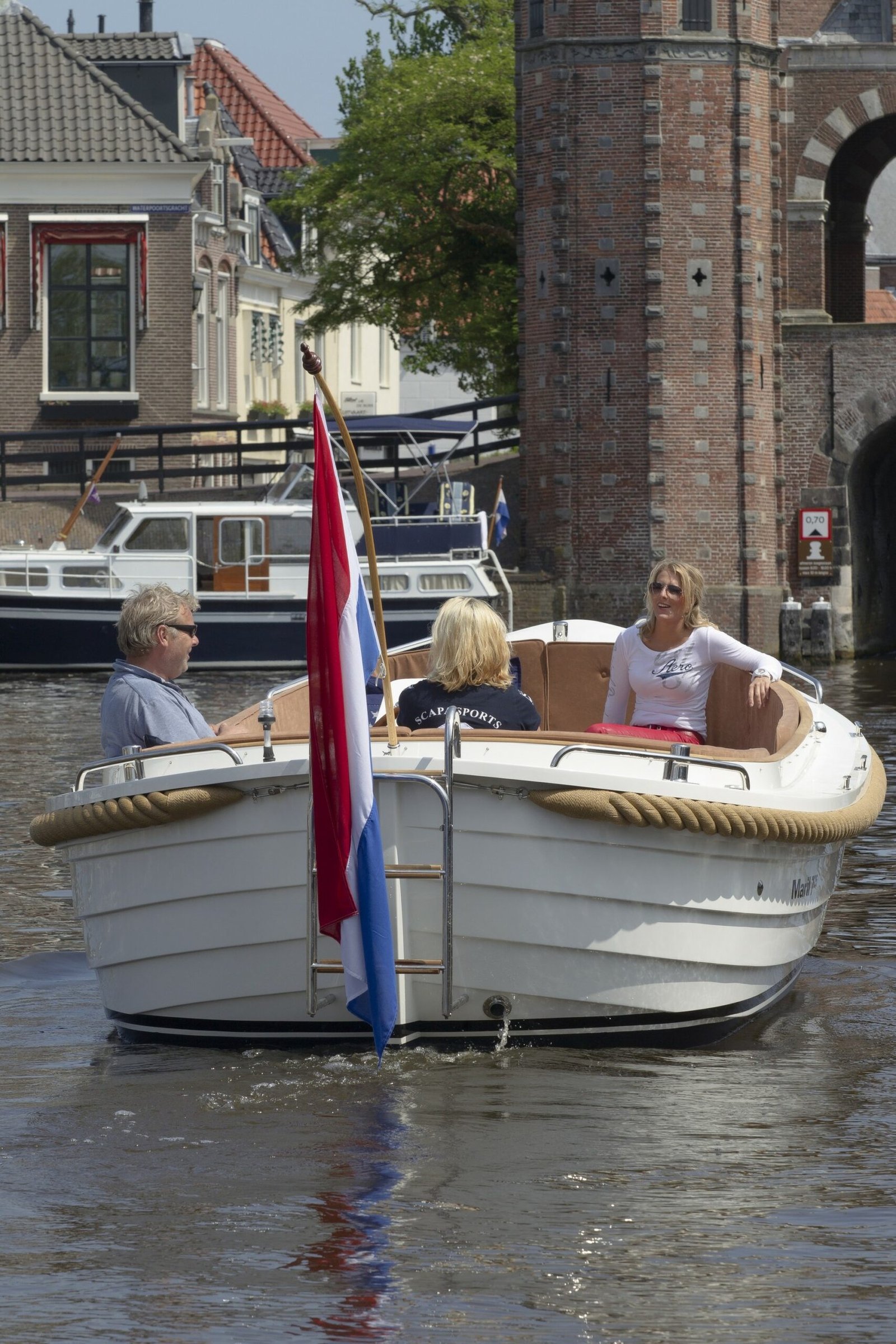 Maril 725, sloep met mensen op gracht