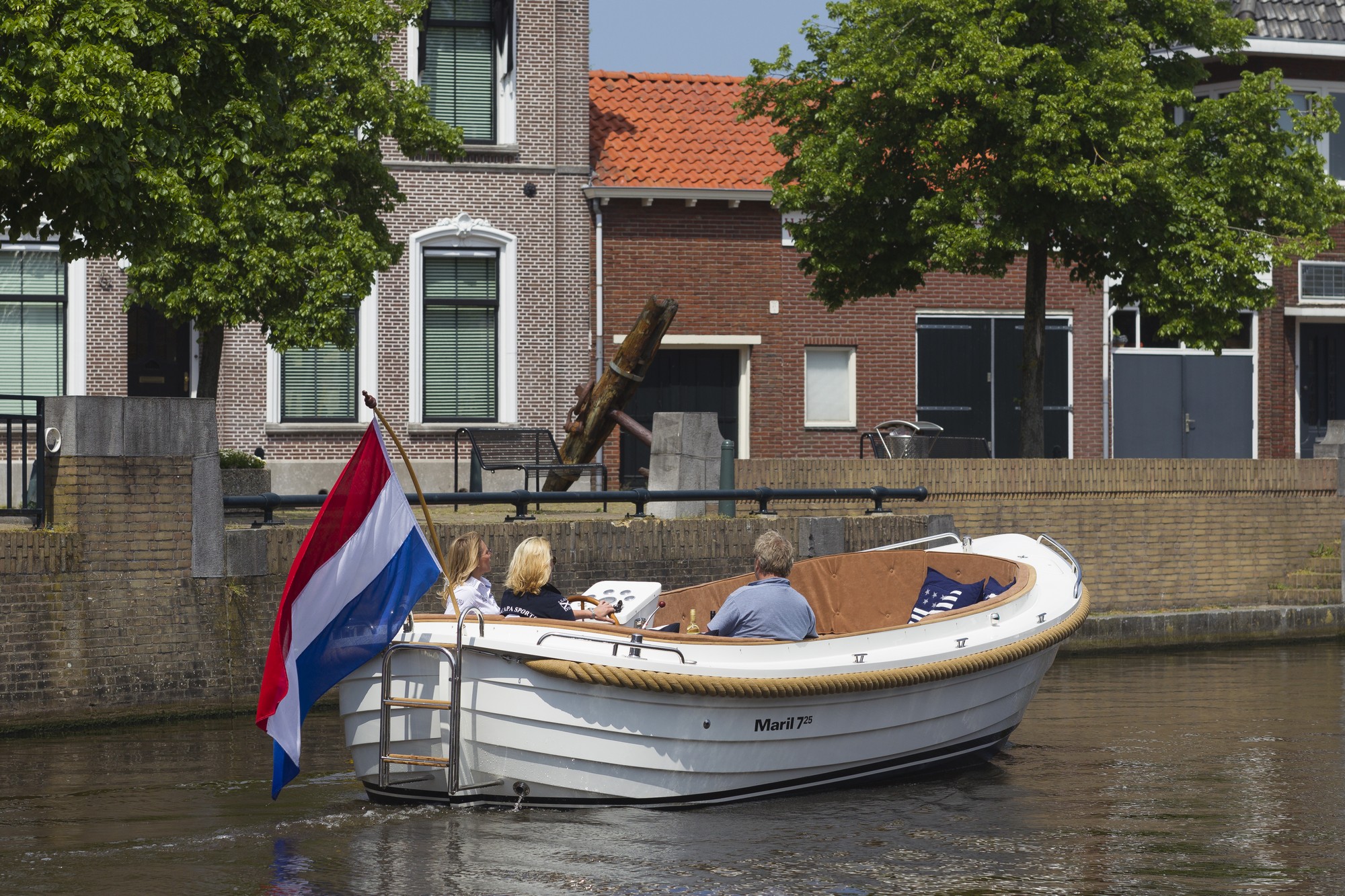 Maril 725, sloep vaart door gracht