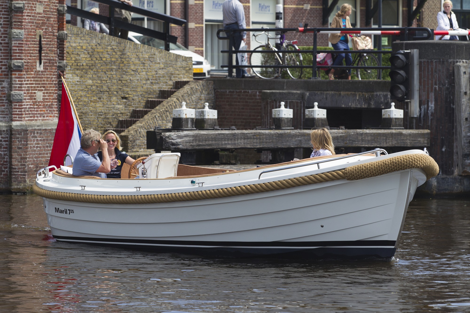 Maril 725, sloep vaart door gracht