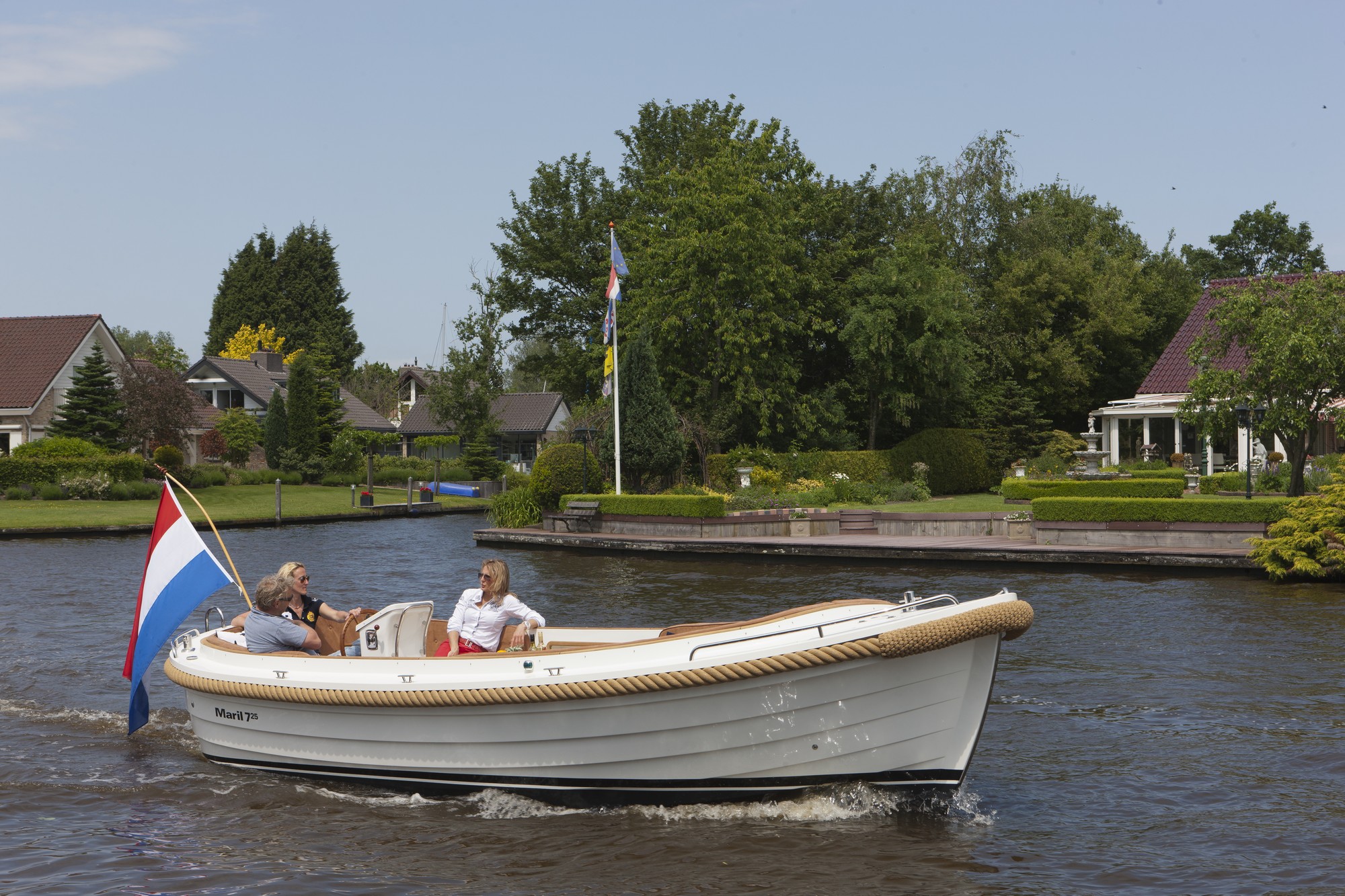 Maril 725, sloep vaart op kanaal