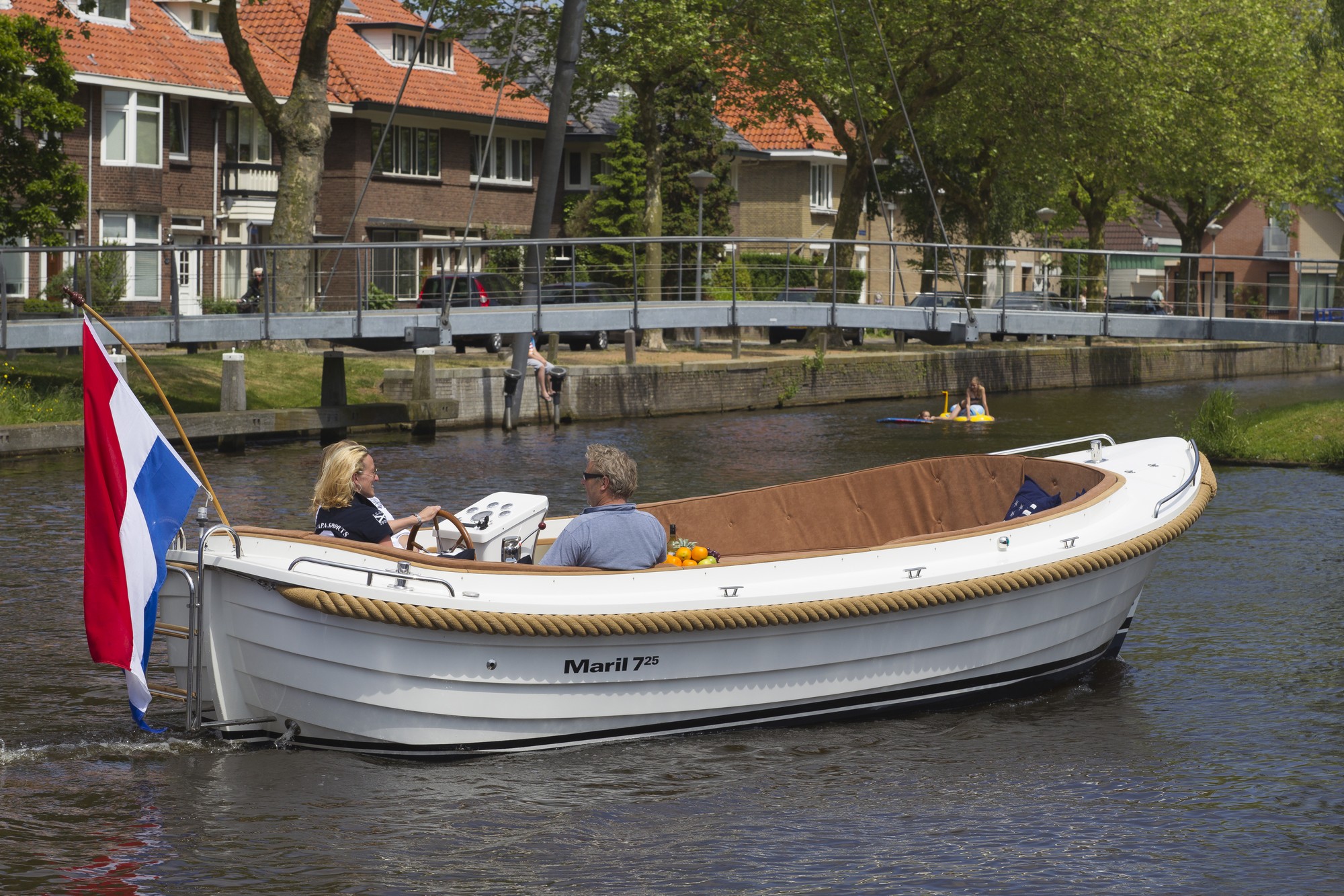 Maril 725, sloep varend op gracht