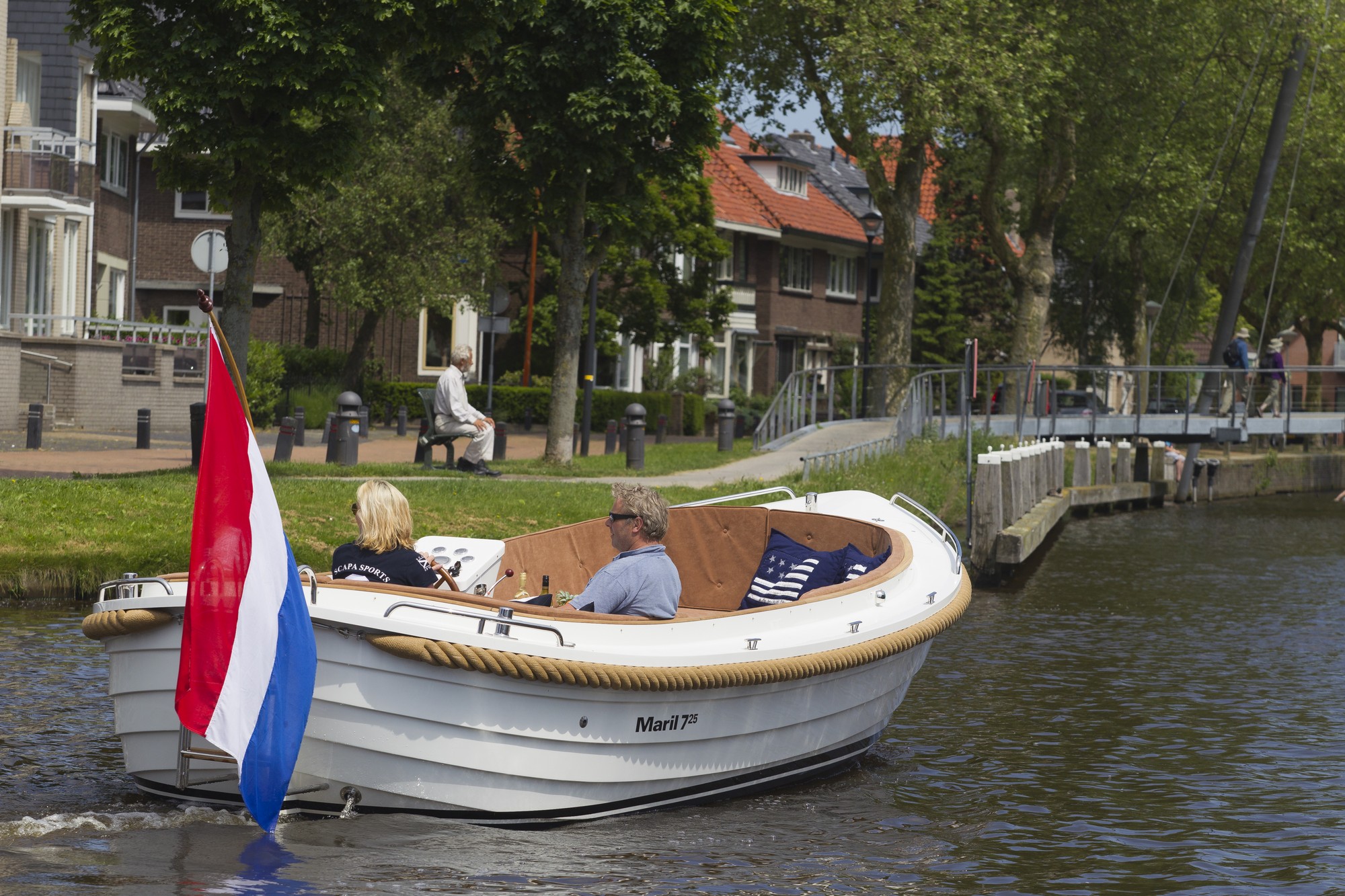 Maril 725, sloep varend op gracht
