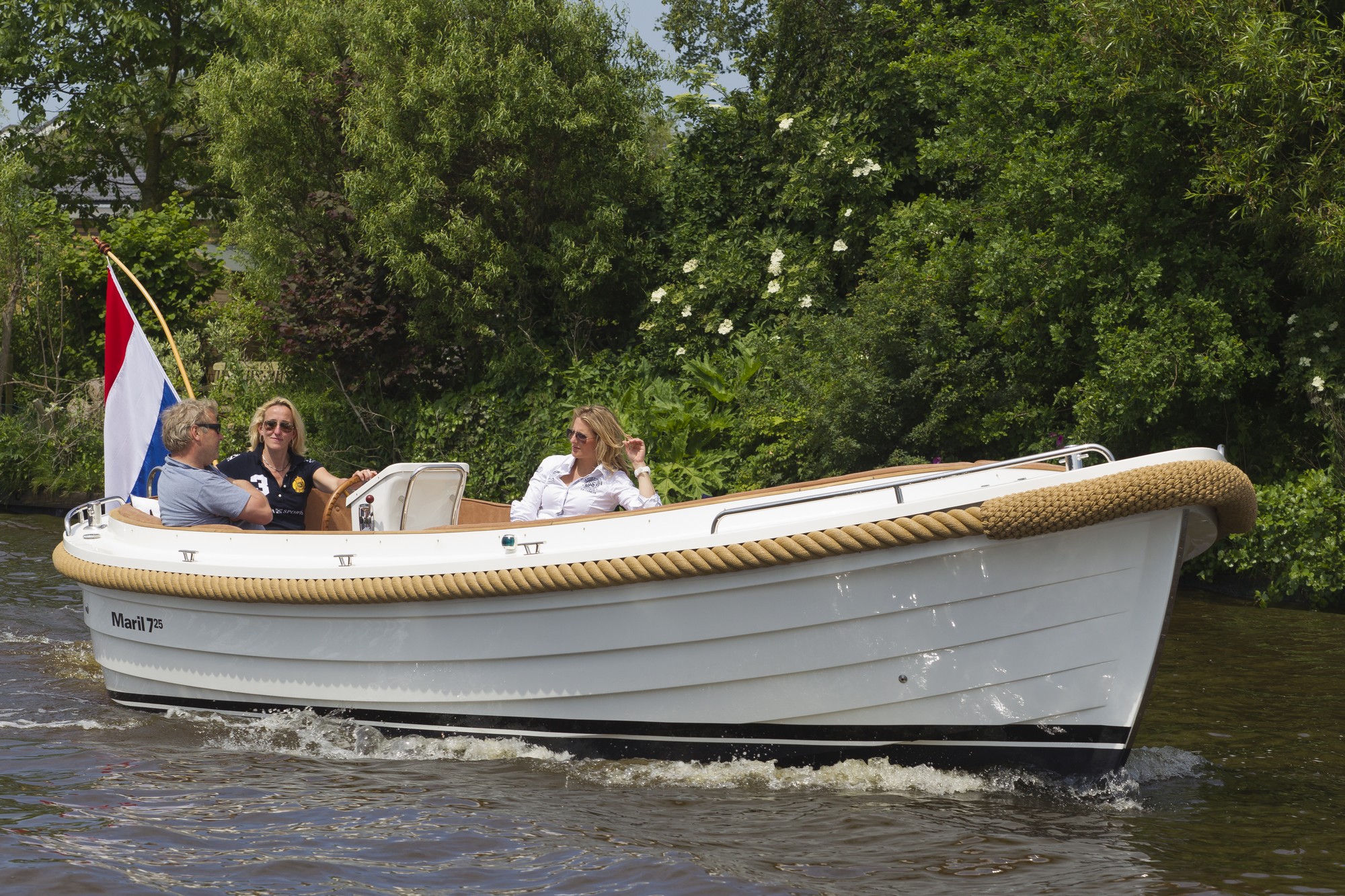 Maril 725, sloep varend op water