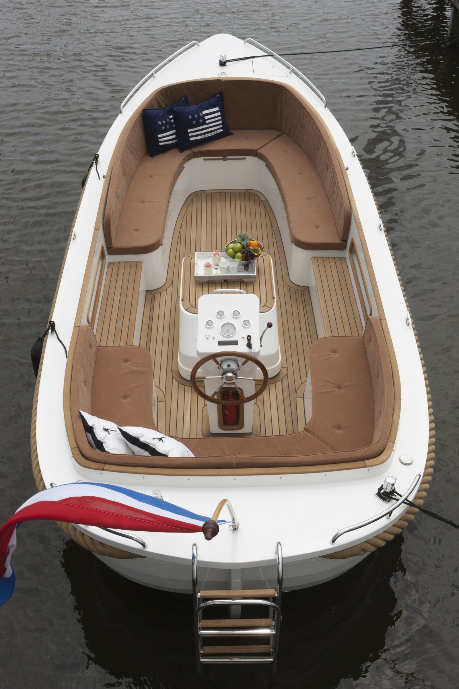 Maril 725, bovenaanzicht cockpit met zitbanken